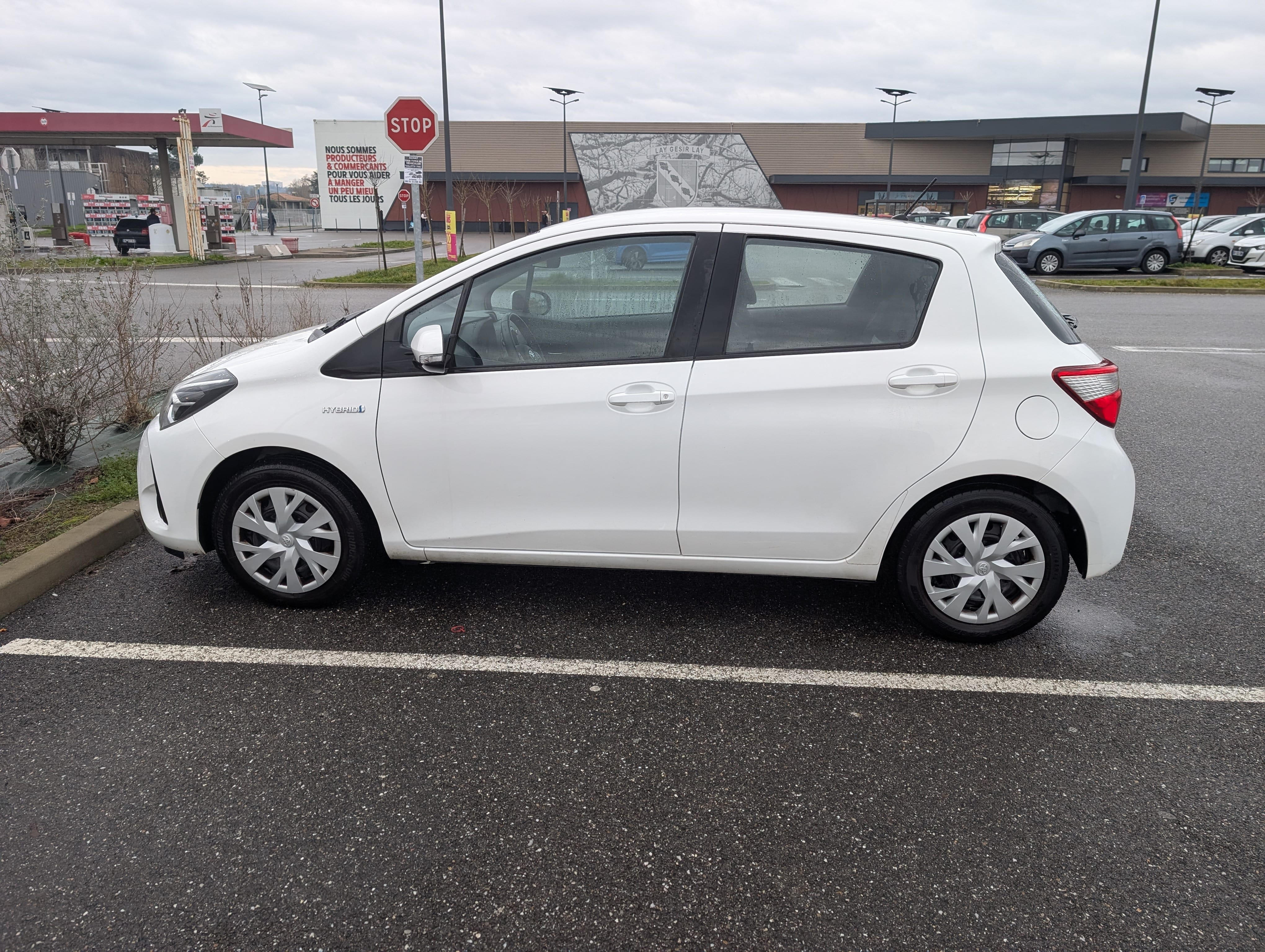 Toyota Yaris Citadine Hybride polyvalente avec Climatisation