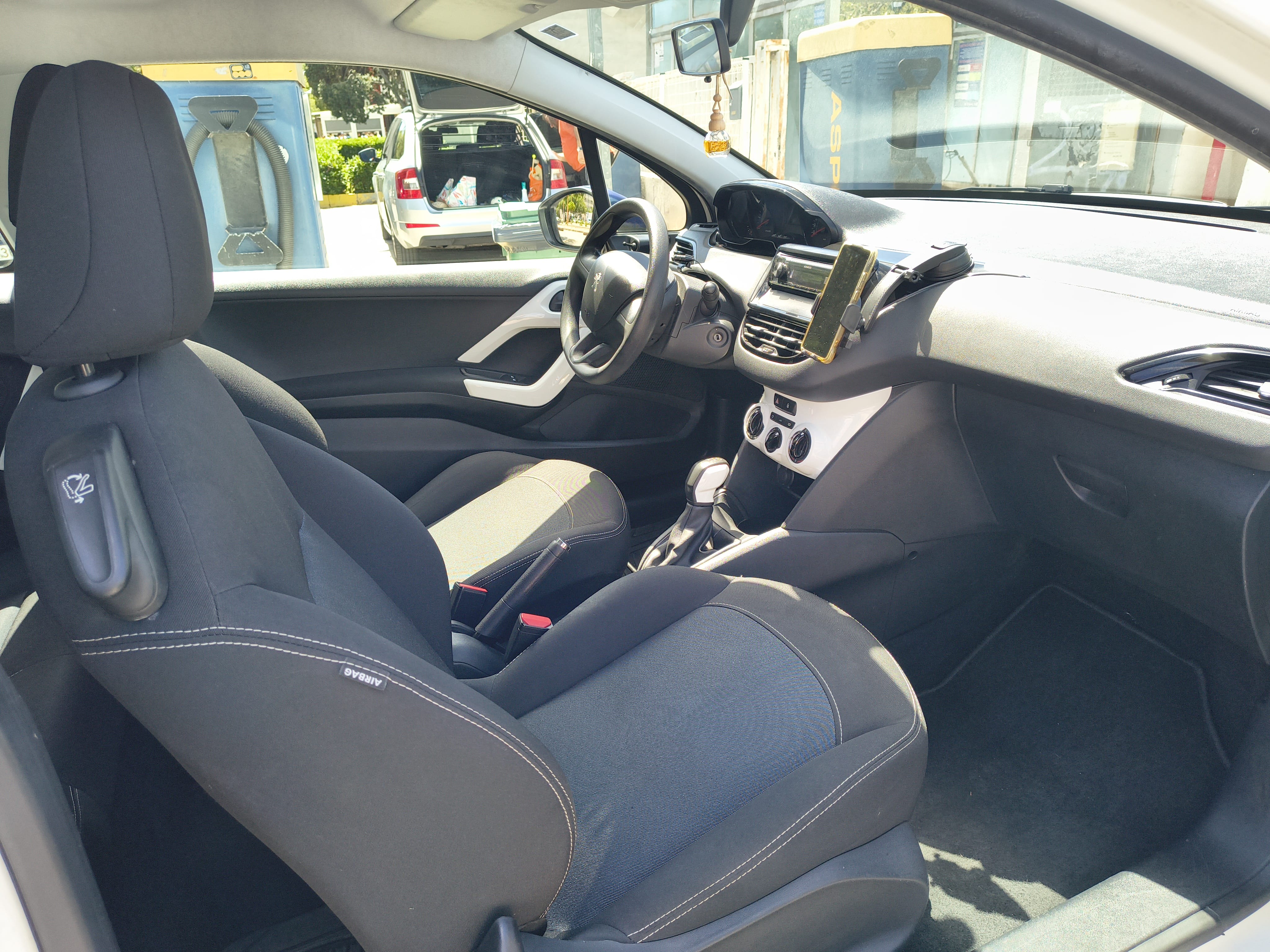 Peugeot 208 1.0 gasolina con Audio Bluetooth