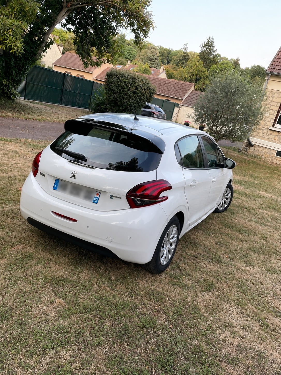 Peugeot 208 1.2 vti 82 cv avec GPS