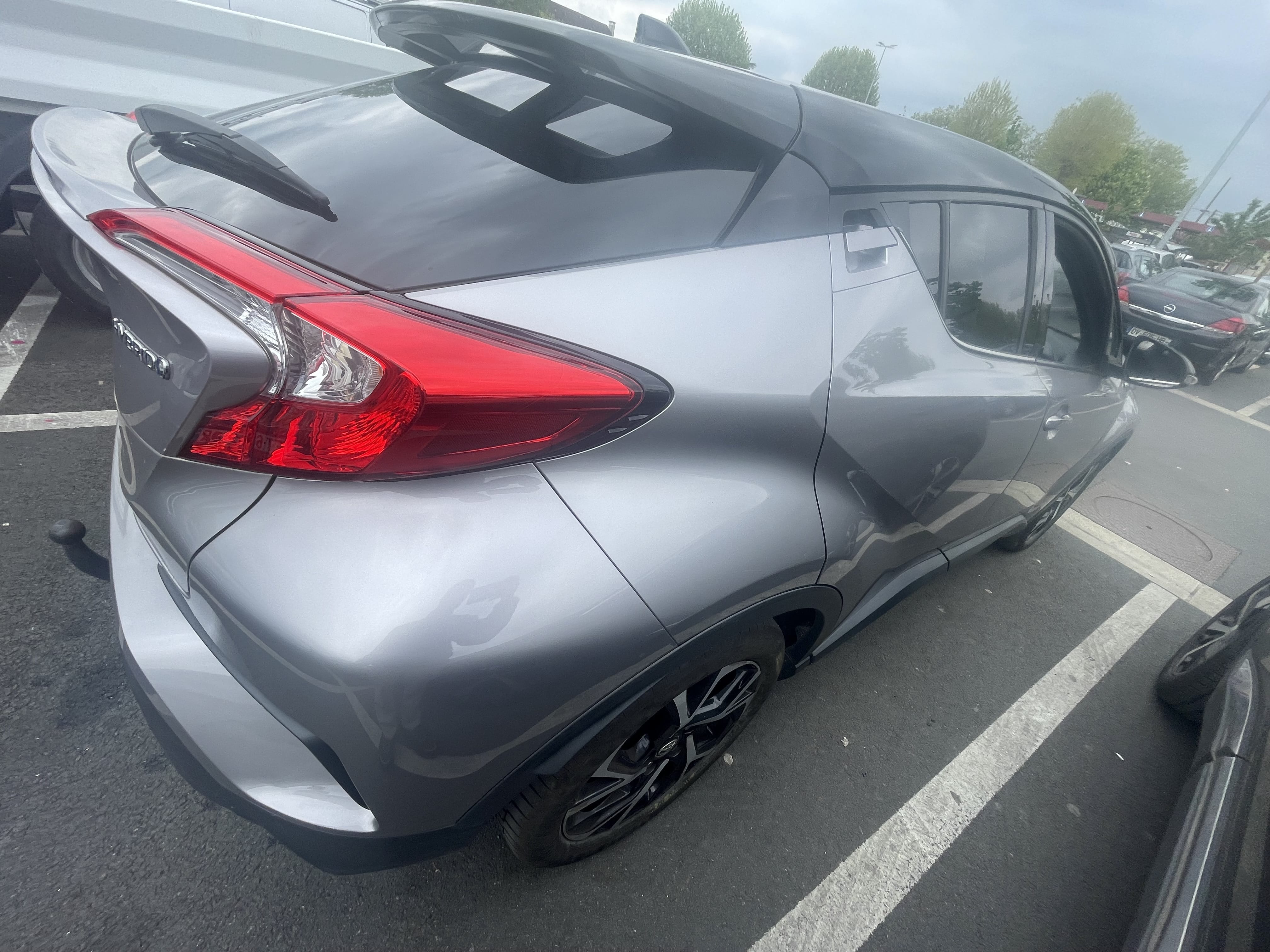 Toyota C-HR Hybrid avec Quatre roues motrices