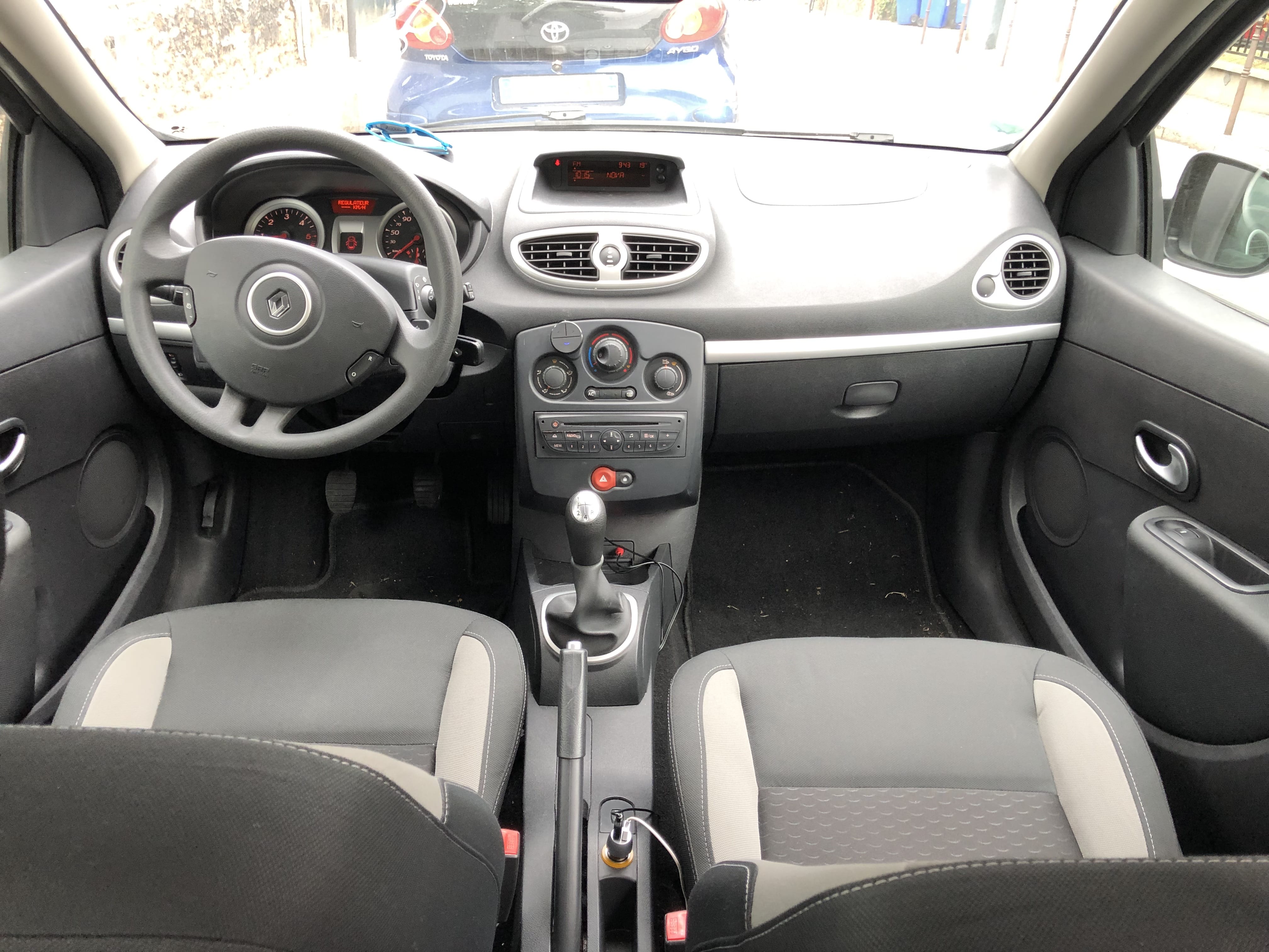 Renault Clio Eco Conso et siège auto en option avec Siège bébé