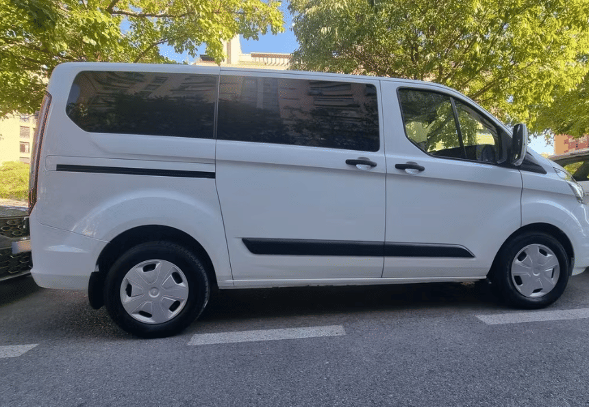 Ford Transit Custom Kombi, 2023, Diesel / Elektrisk (hybrid), 9 seter eller mer