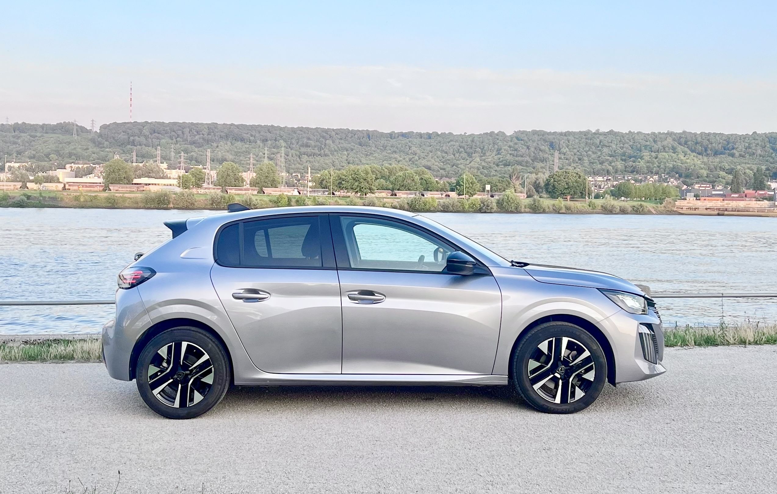 Peugeot 208, 2024, Essence 98 / Électrique (hybride), automatique