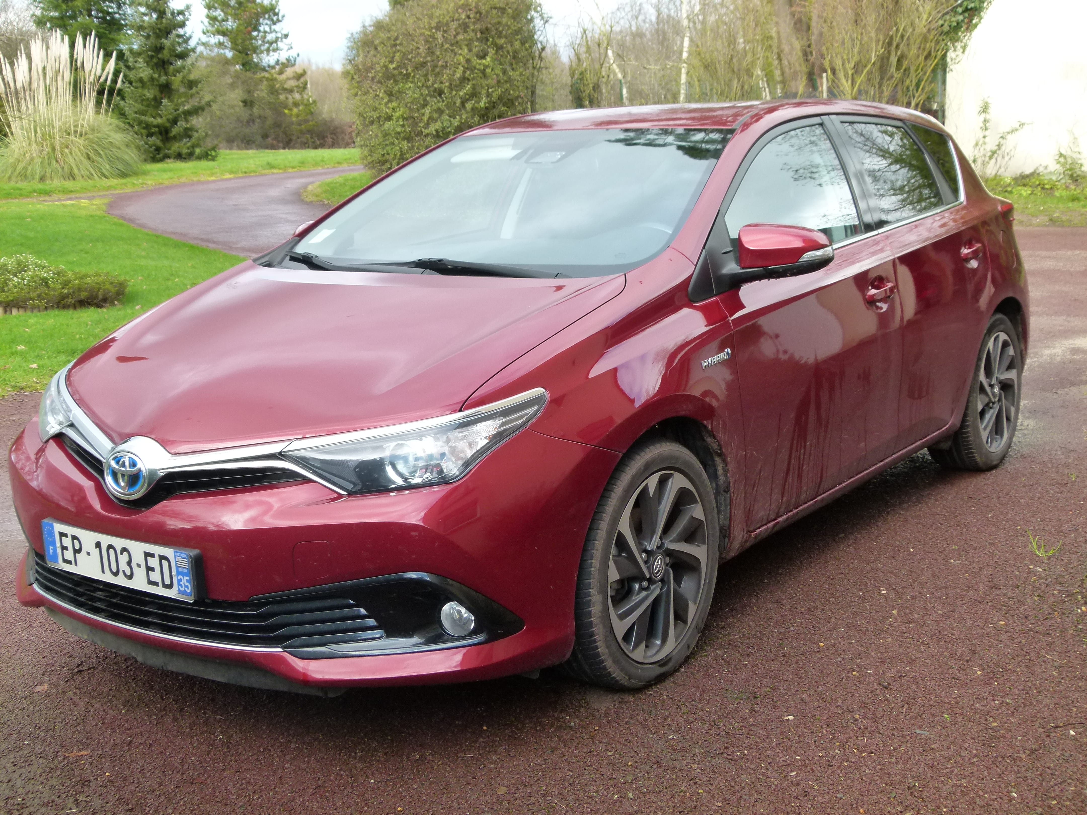 Toyota Auris Design 136h hybride, 2017, Essence 95 / Électrique (hybride), automatique