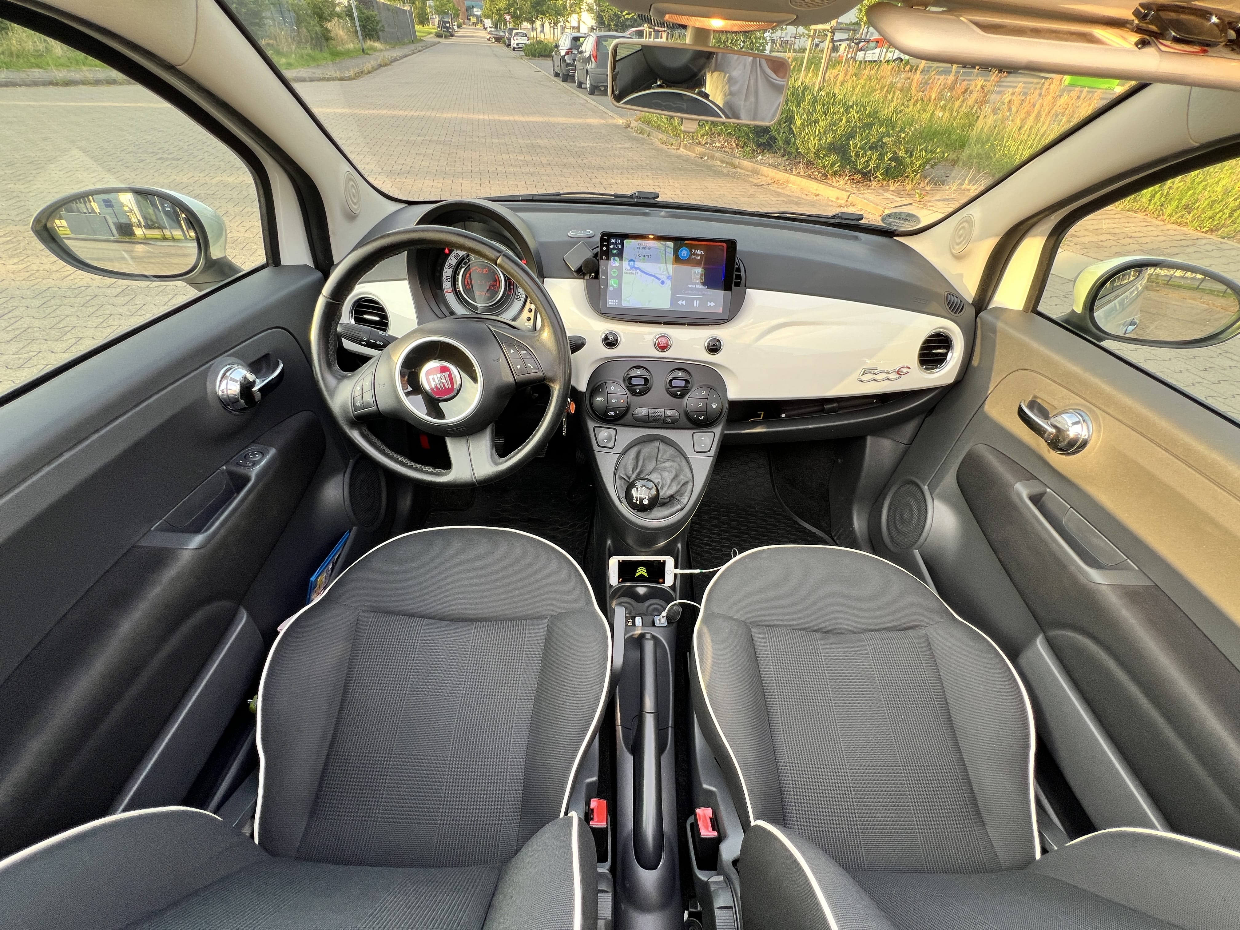 Fiat 500 C mit Kindersitz