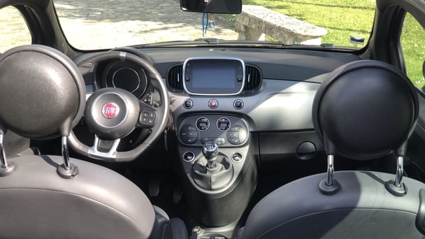 Fiat 500 C Hybride Louez la Fiat 500 Cabriolet Hybride – Élégance, Technologie et Économie ! avec GPS