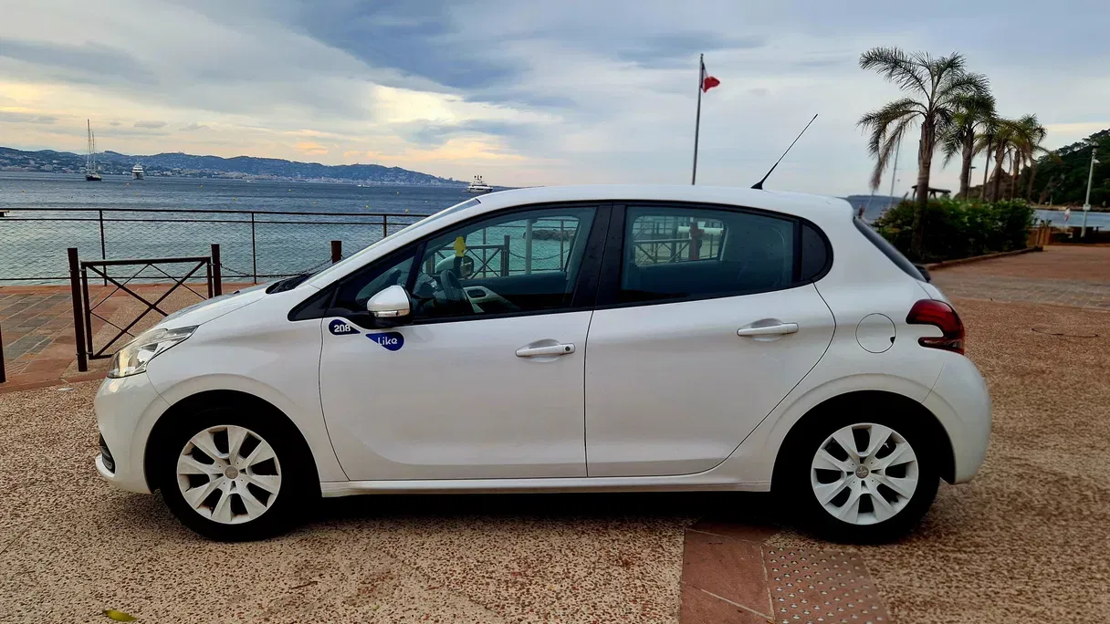 Peugeot 208 - Antibes avec Climatisation