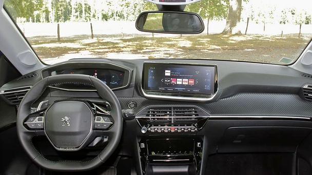 Peugeot 208 Louez la Peugeot 208 GT-Line – Sportivité, Technologie & Confort à Bordeaux ! avec GPS
