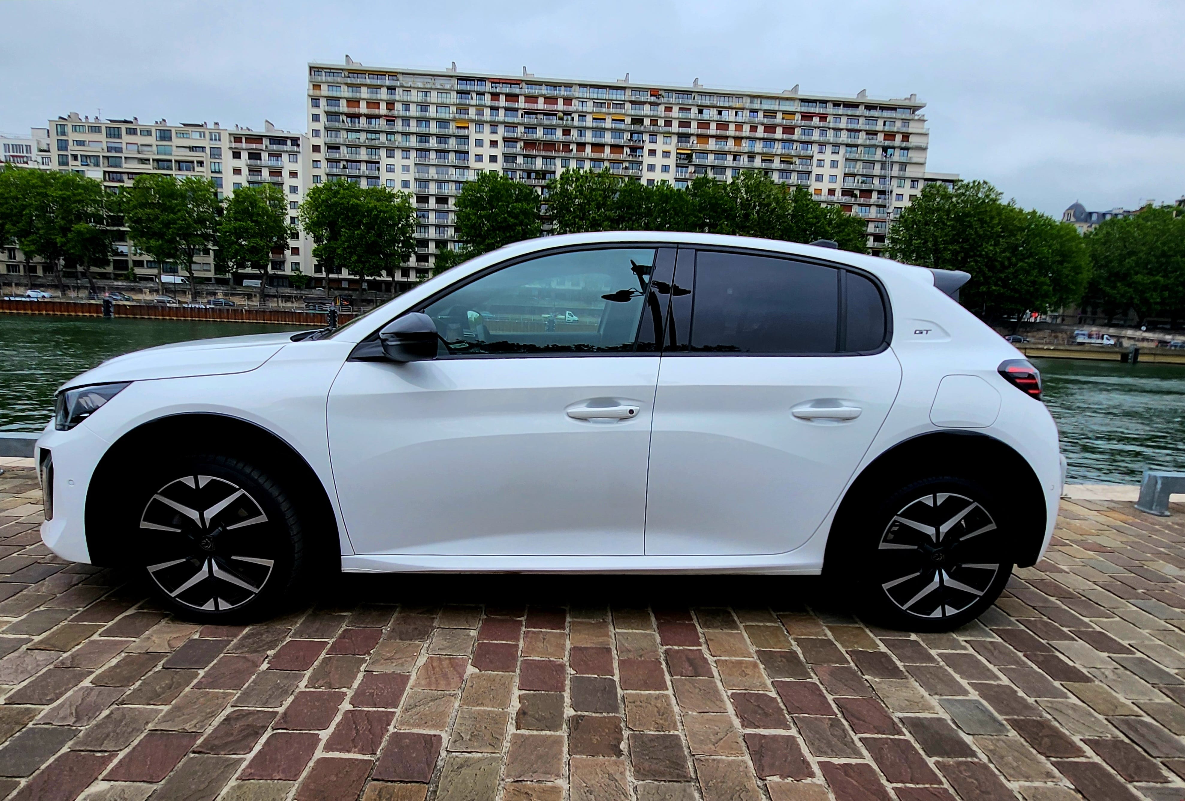Peugeot 208 HYBRIDE GT LINE (GR938) (Clim, Connectivité Smartphone, charge induction, ...) avec GPS