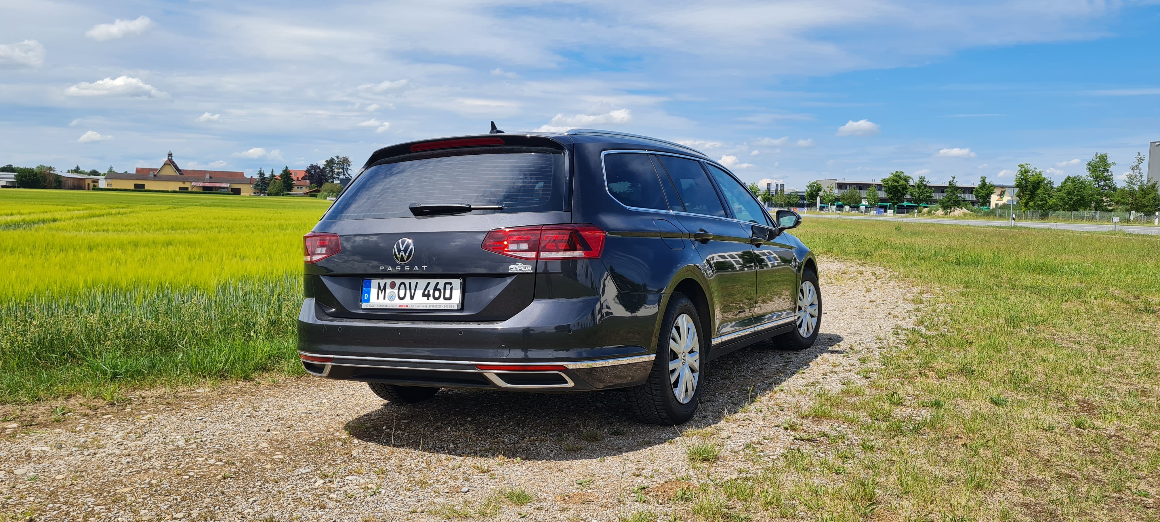 Volkswagen Passat Kombi mit Navigationsgerät