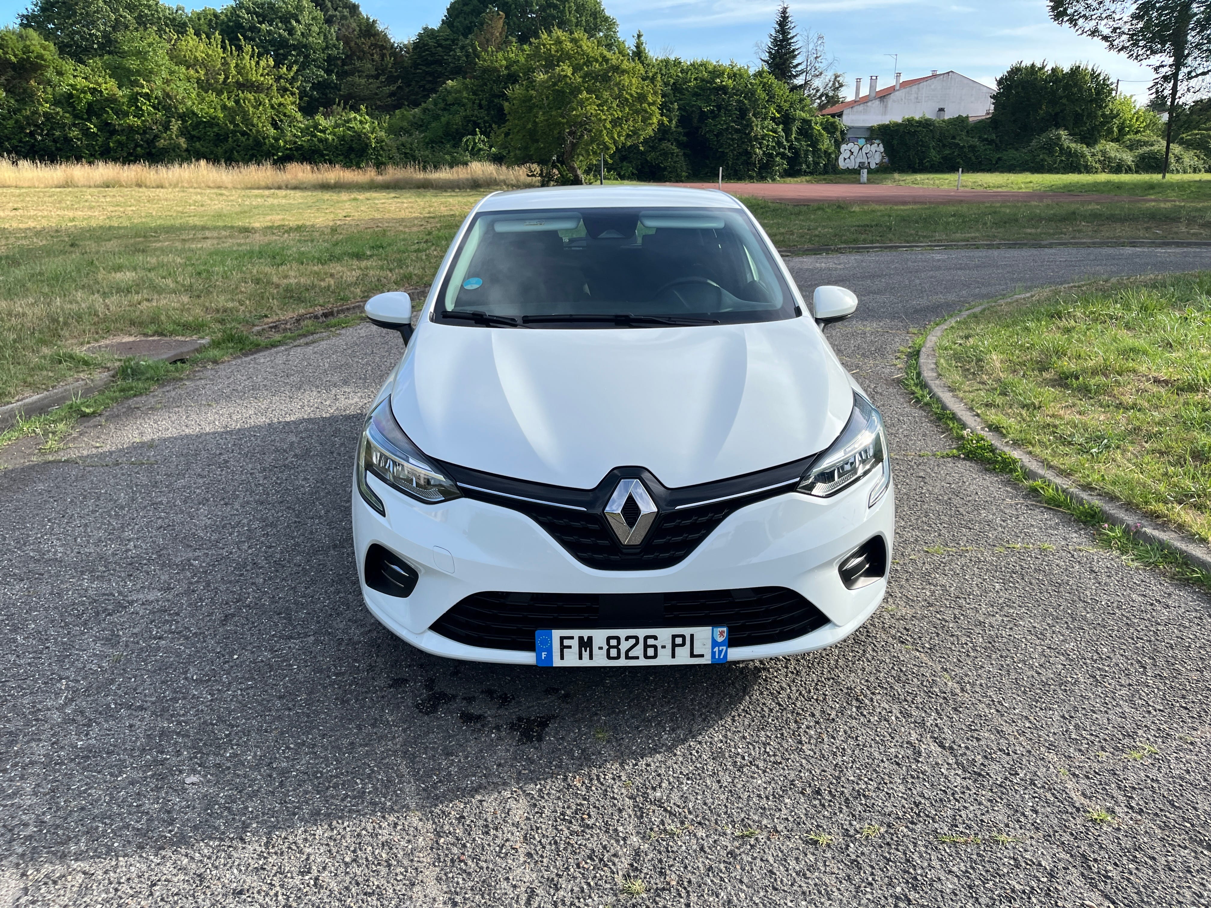 Renault Clio 5 blanche avec CarPlay avec Entrée audio / iPod