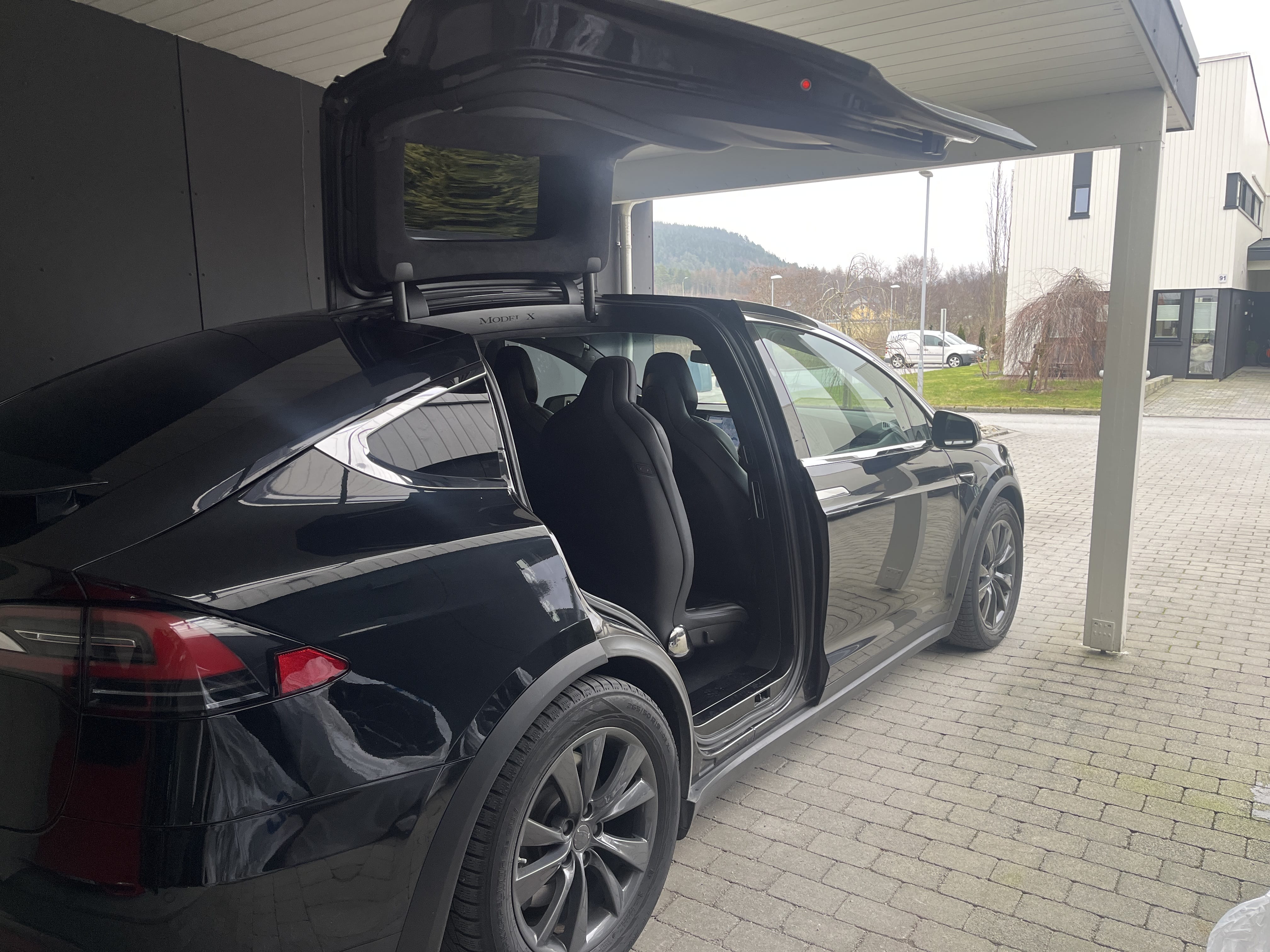 Tesla Model X med GPS