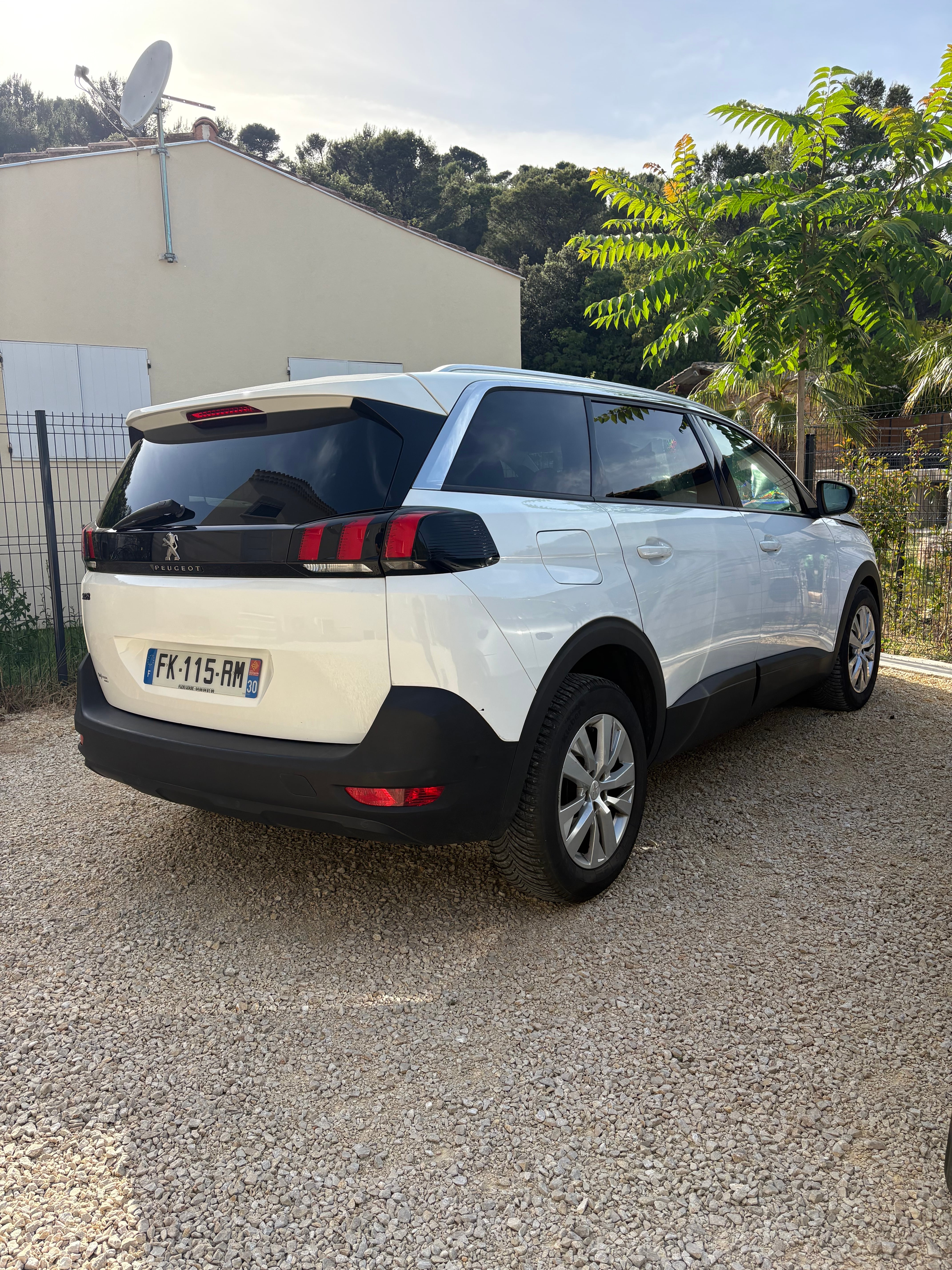 Peugeot 5008 avec GPS