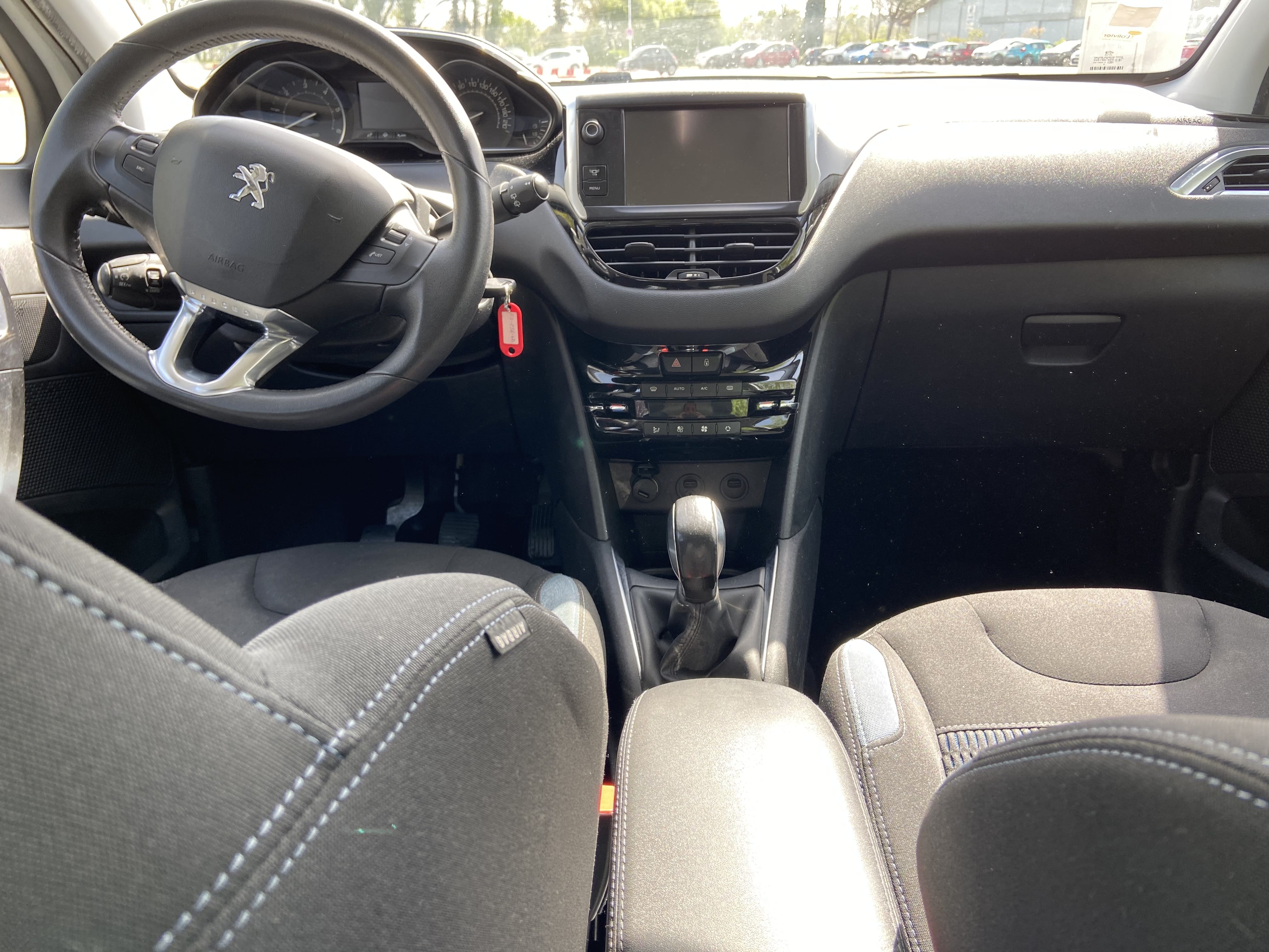 Peugeot 208 (CJ256GD) met Cruise control