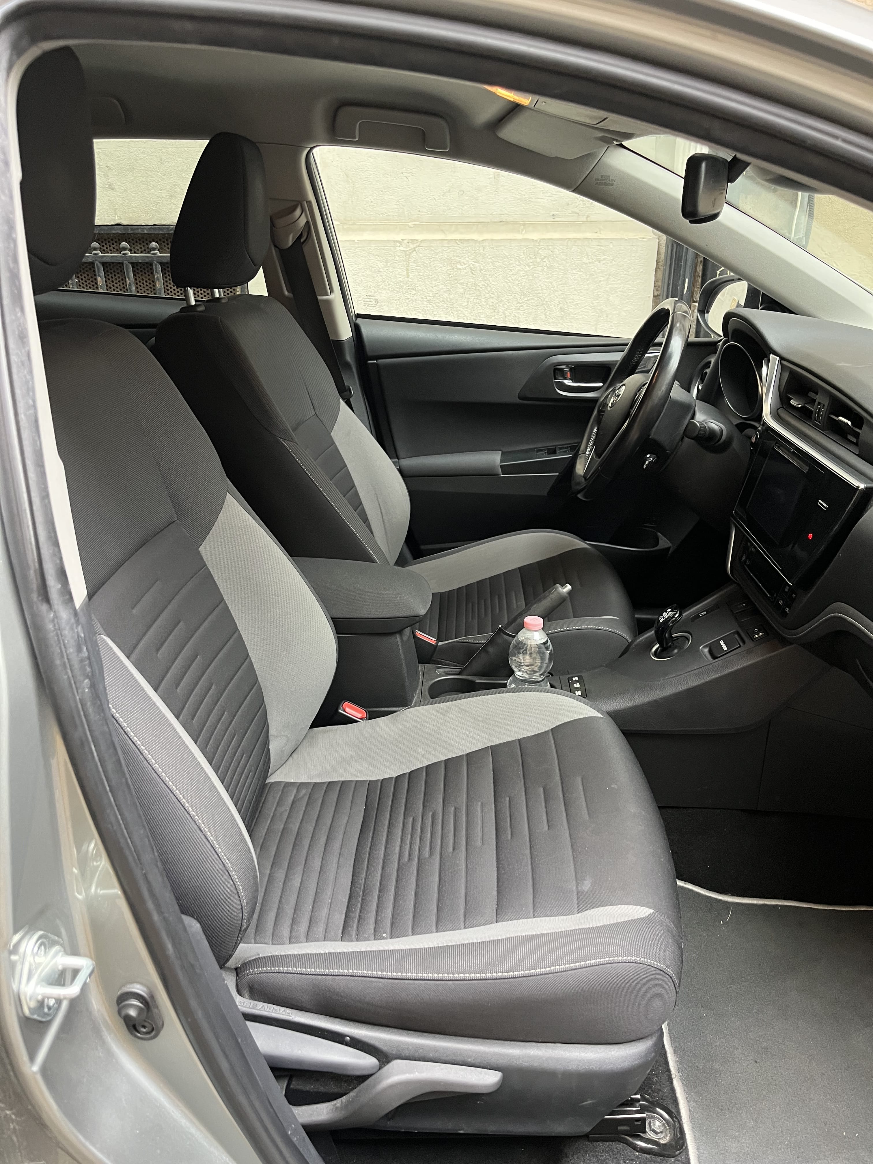 Toyota Auris Touring Sports  – Hybride  & Grand coffre  – Pneus neige  - Marseille Préfecture met Bluetooth audio