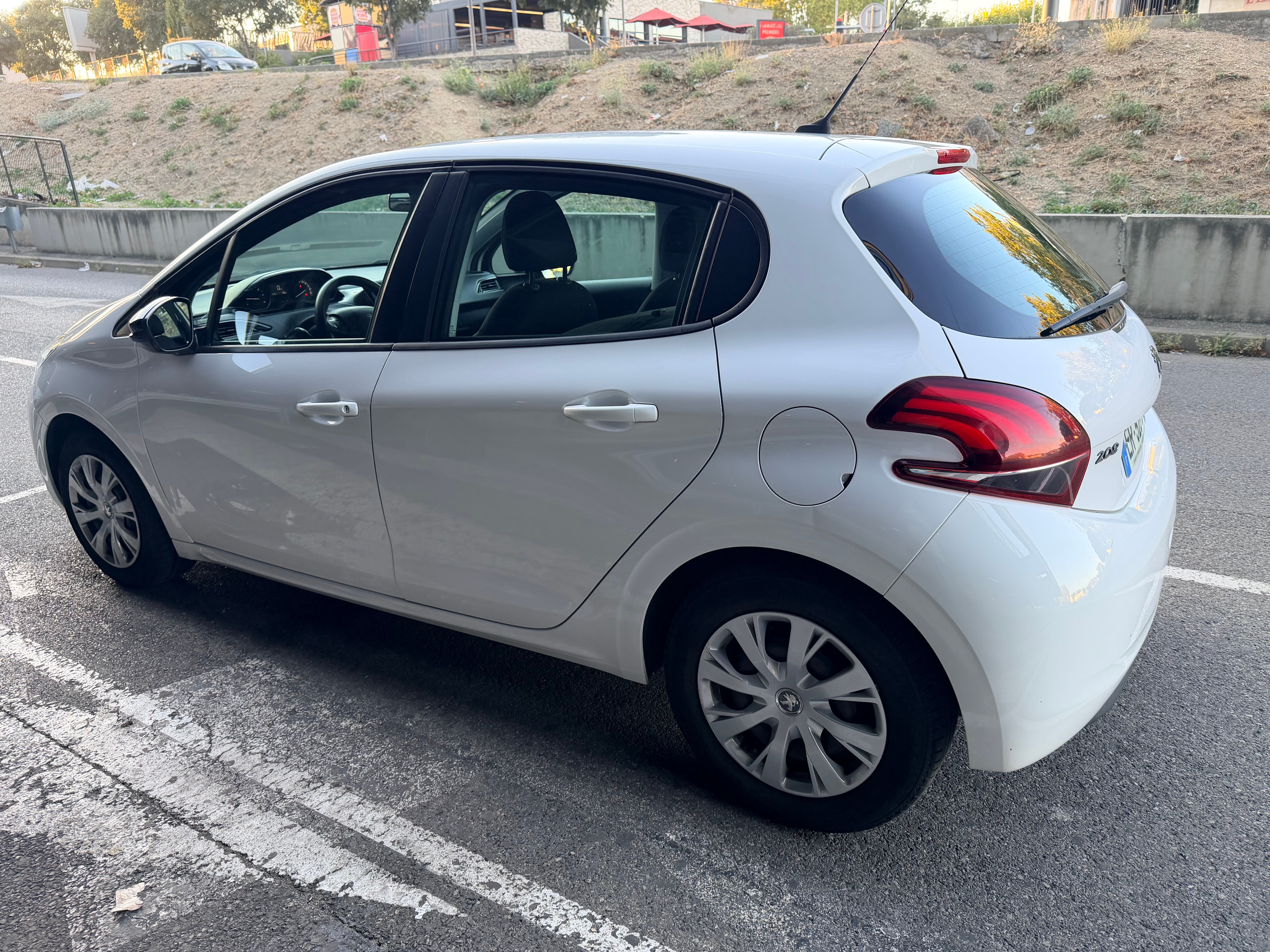 Peugeot 208 Société mit Navigationsgerät