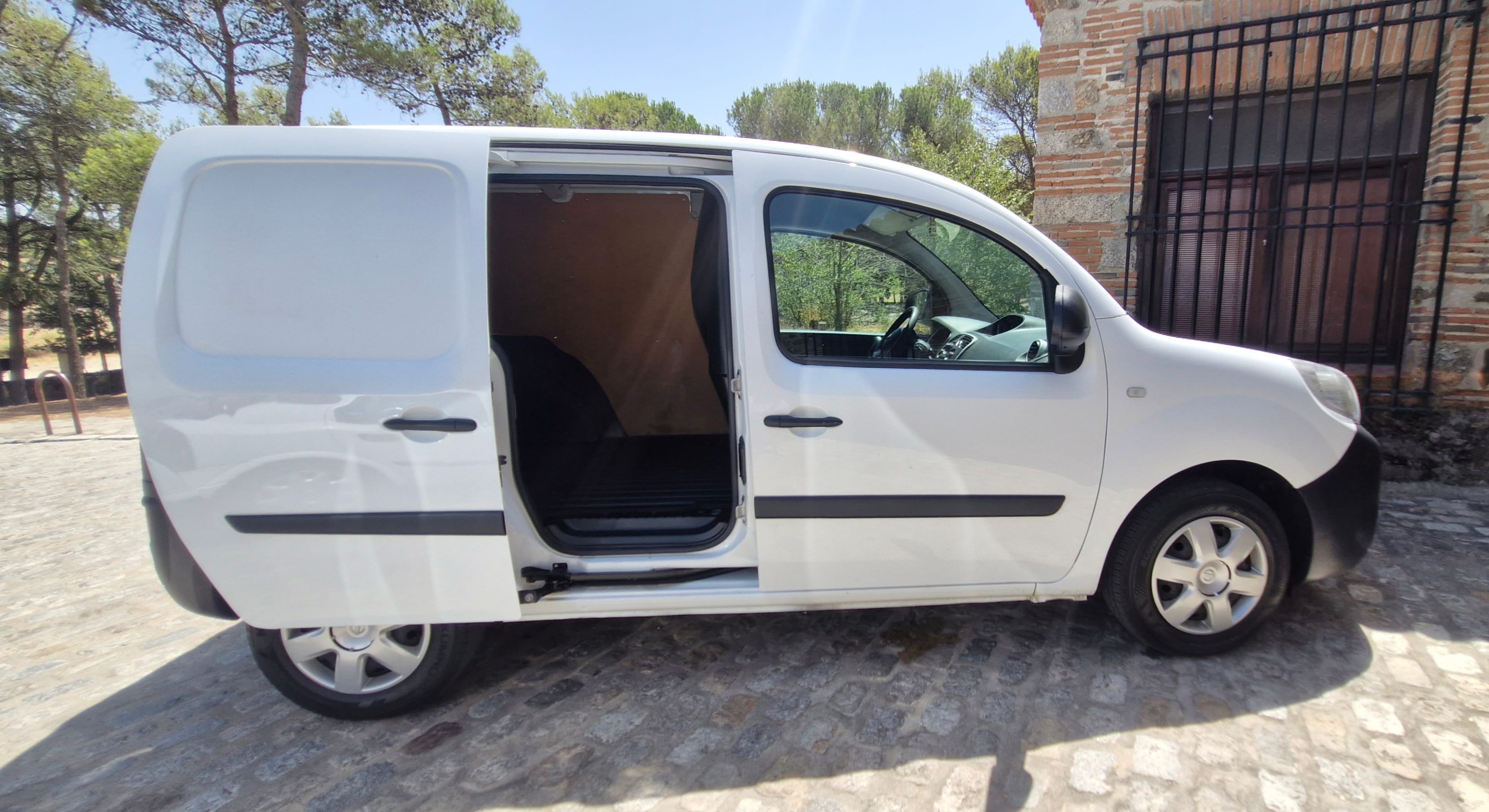 Nissan NV250 con Radio 