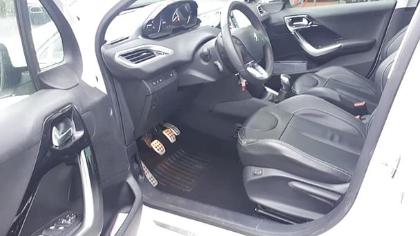 Peugeot 208 1.6L HDI 92CV FELINE 5 PORTES DIESEL avec Audio Bluetooth