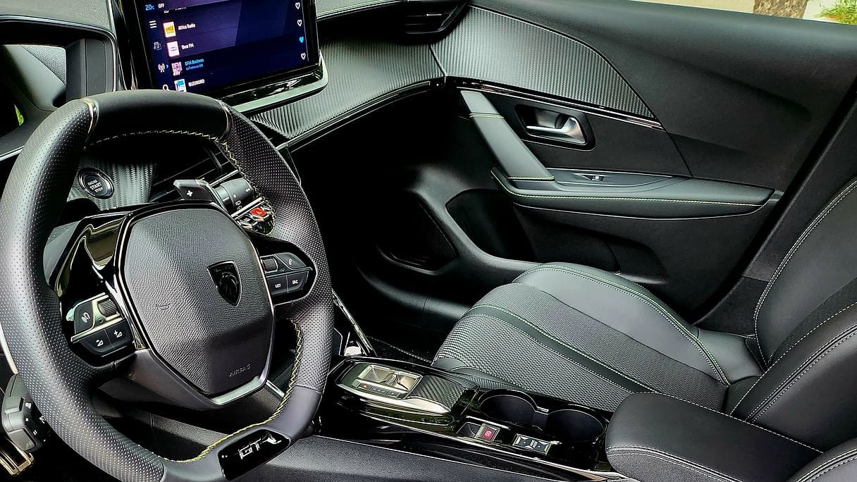 Peugeot 208 HYBRIDE GT LINE (GR161) (Clim, Connectivité Smartphone, charge induction, ...) with Cruise control