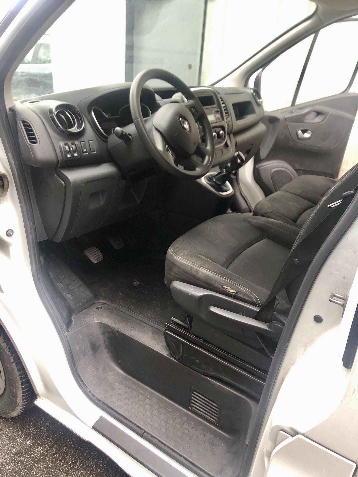 Renault Trafic  Renault Trafic L2 rallongé à louer à Bordeaux – Idéal déménagement & transport XXL ! avec Audio Bluetooth