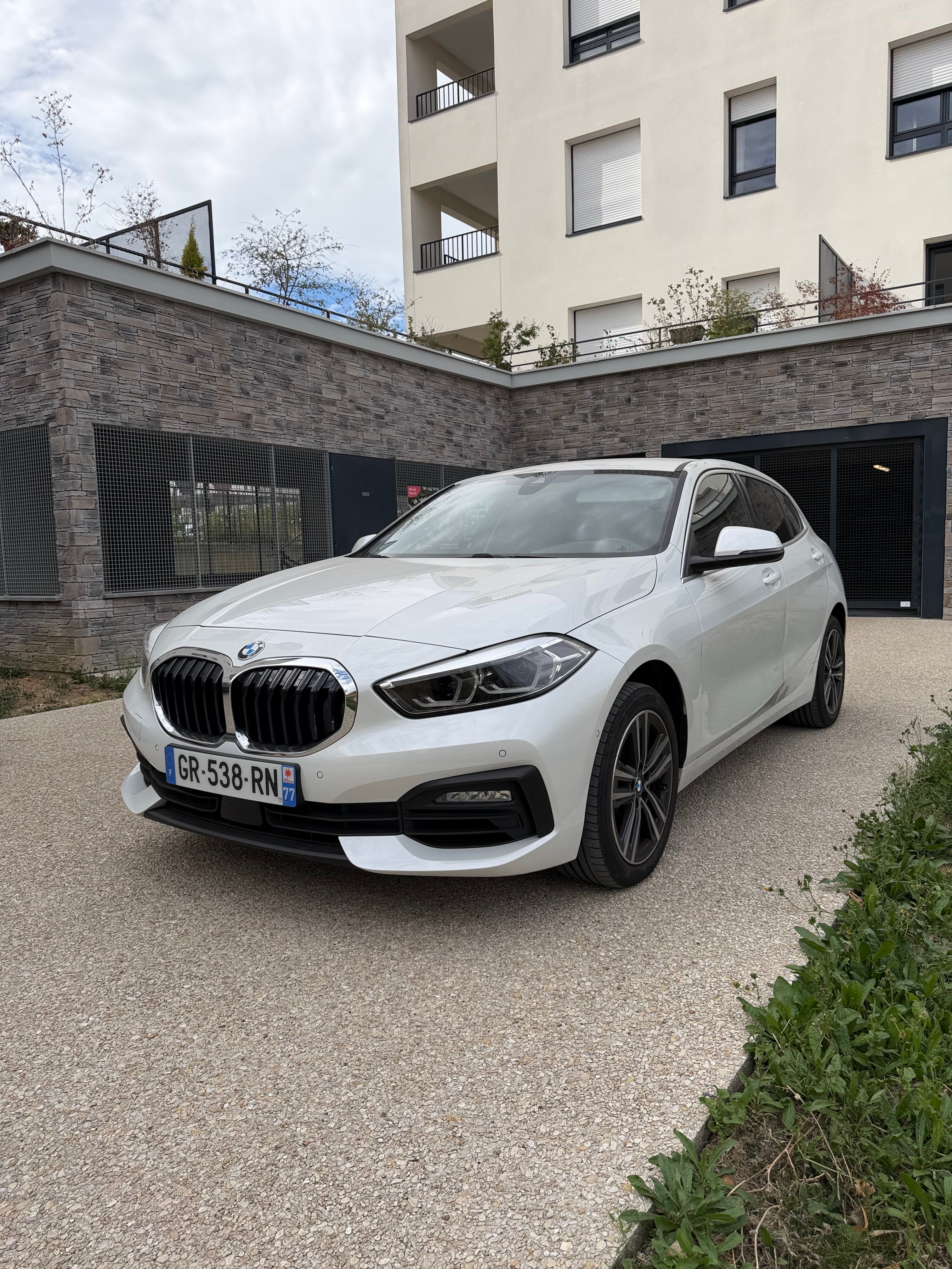 BMW Série 1, 2023, Essence 95, automatique