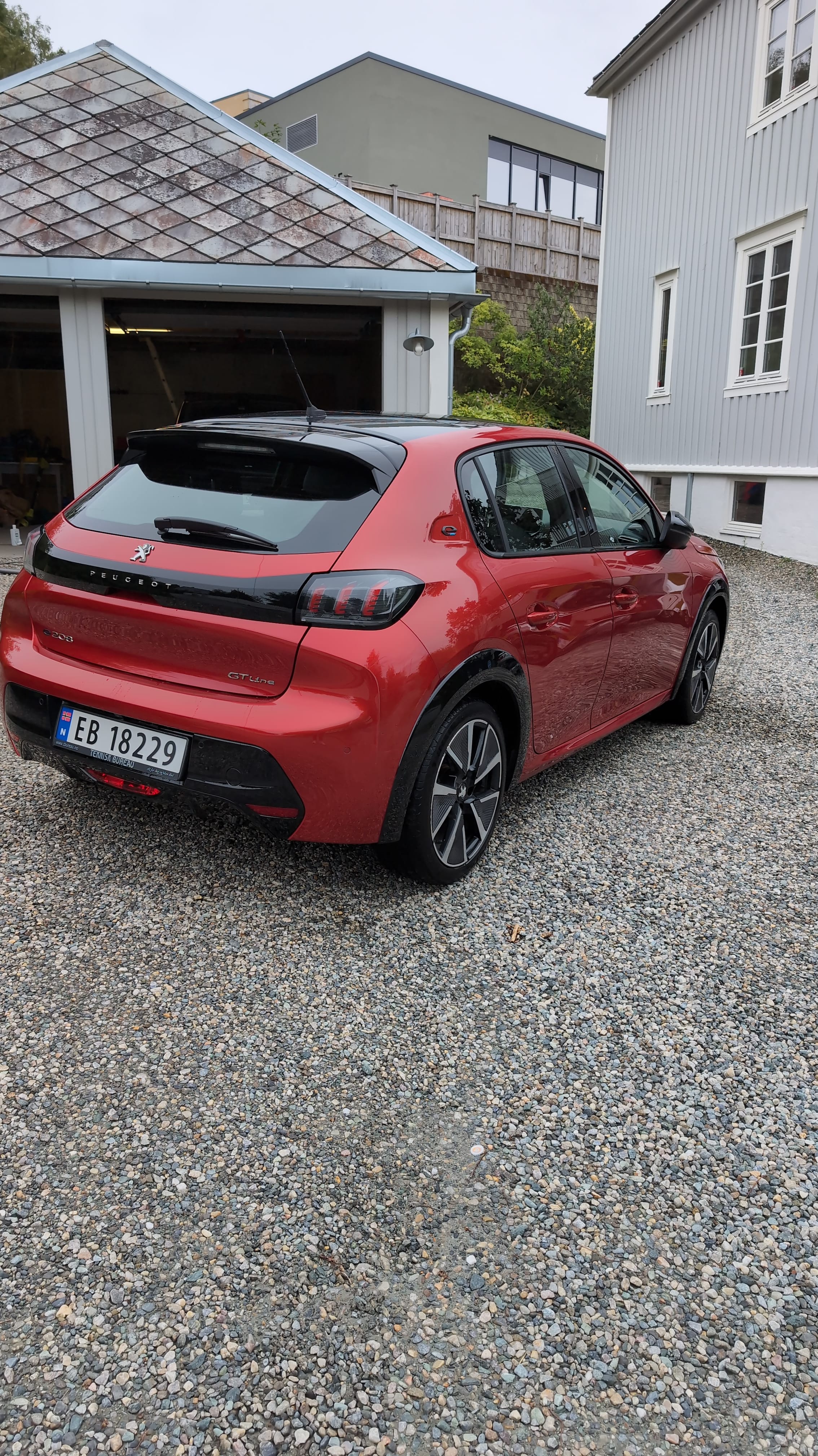 Peugeot e-208 GT with GPS
