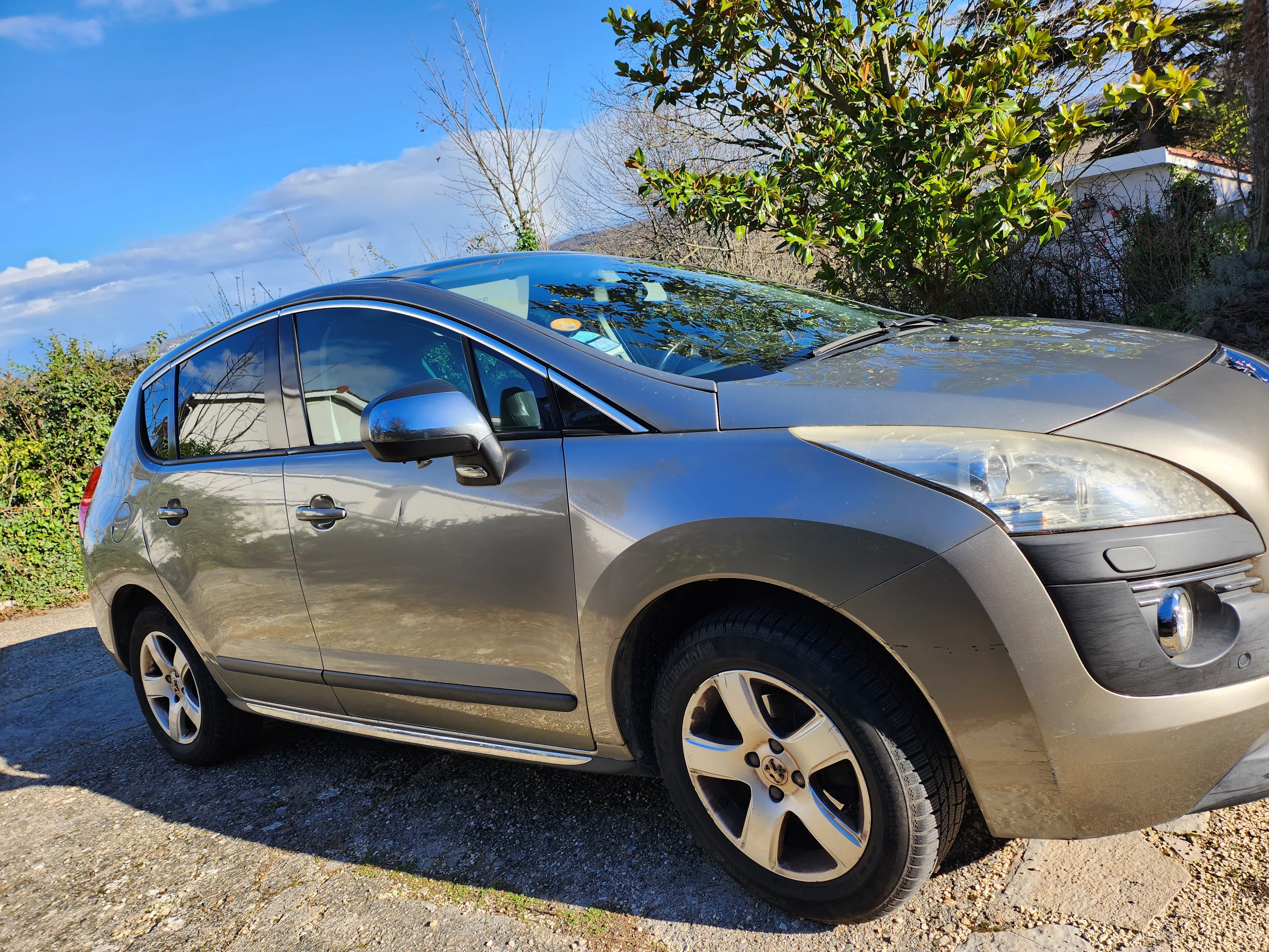 Peugeot 3008 féline 1,6l 6cv, boîte automatique, régulateur vitesse, rayures carrosserie par endroits avec Climatisation