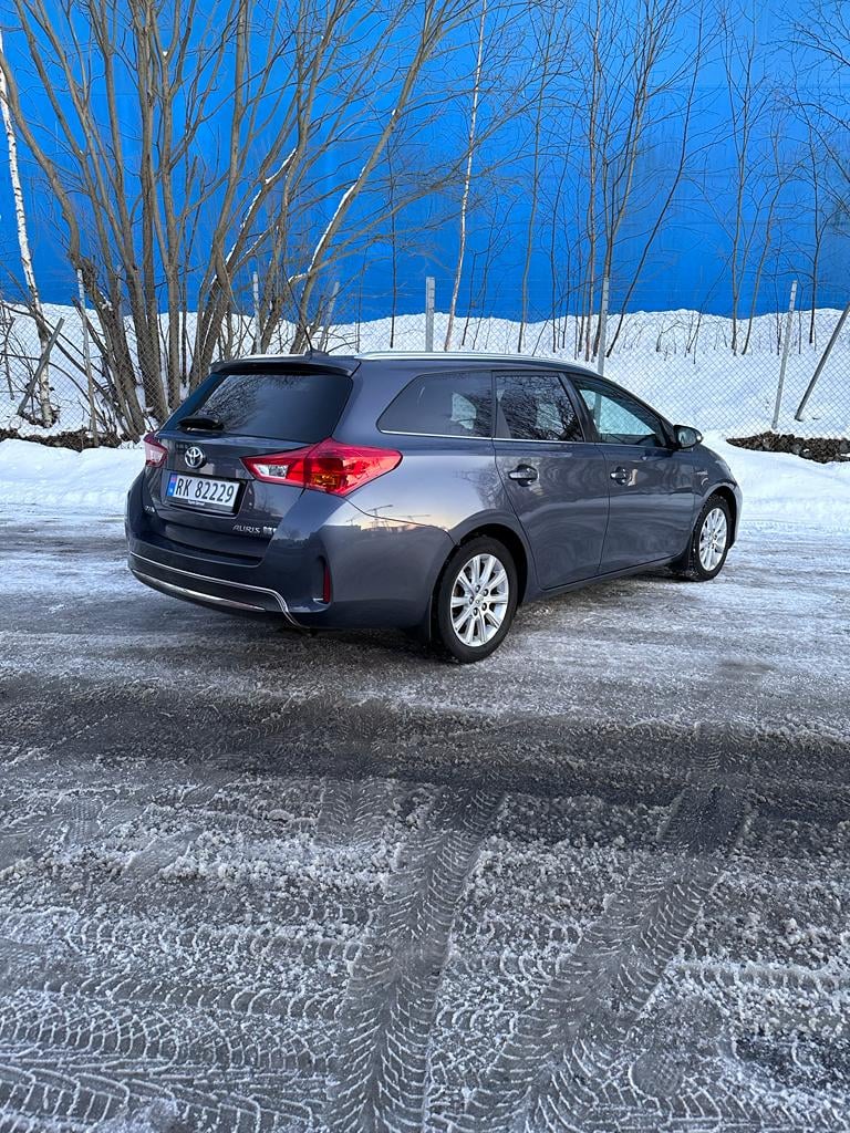 Toyota Auris Touring Sports 1,8 stasjonsvogn, Bensin/Hybrid, Automat, inkl beboerkort parkering med GPS