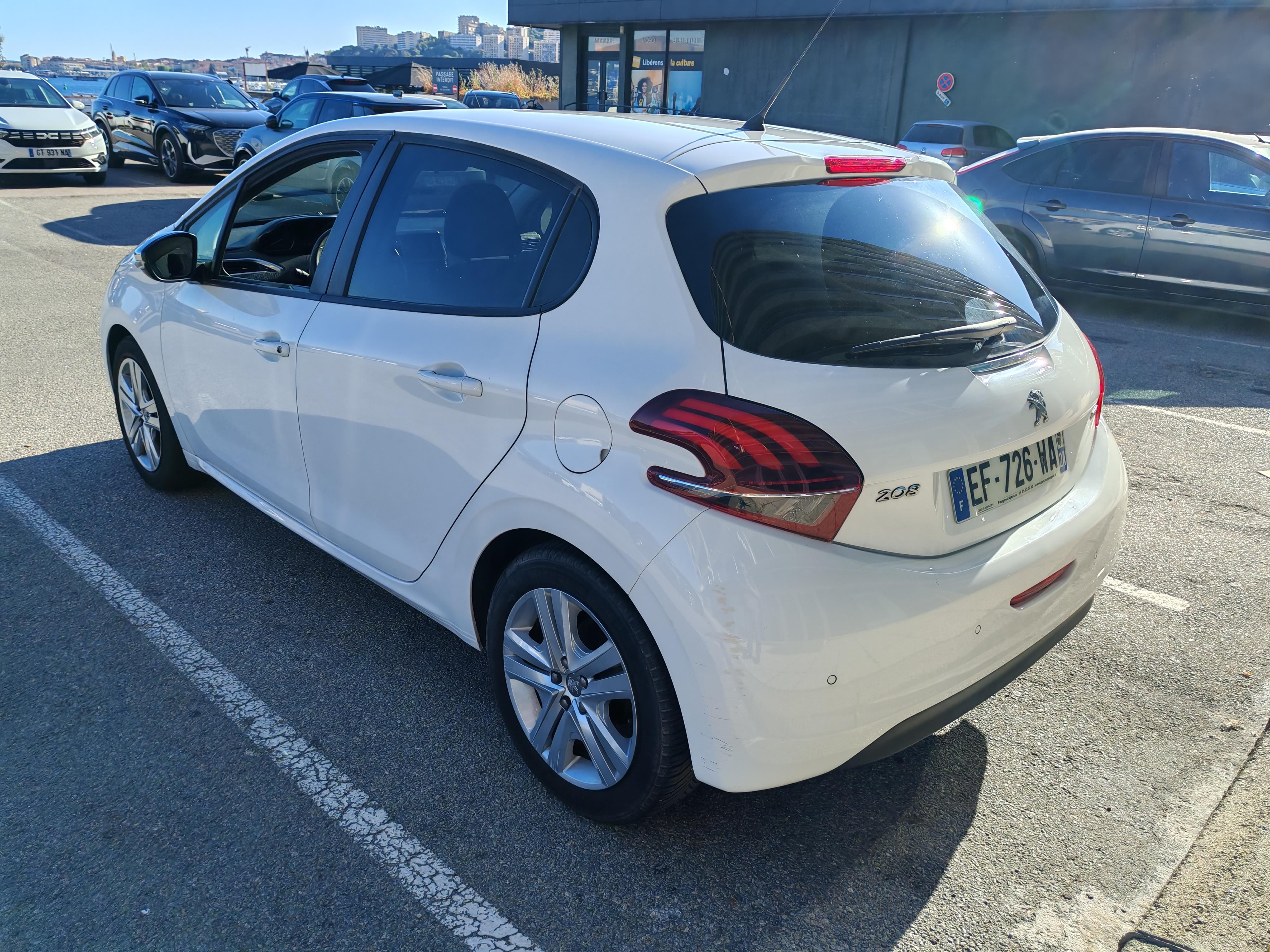 Peugeot 208 Essence 82cv avec Autoradio