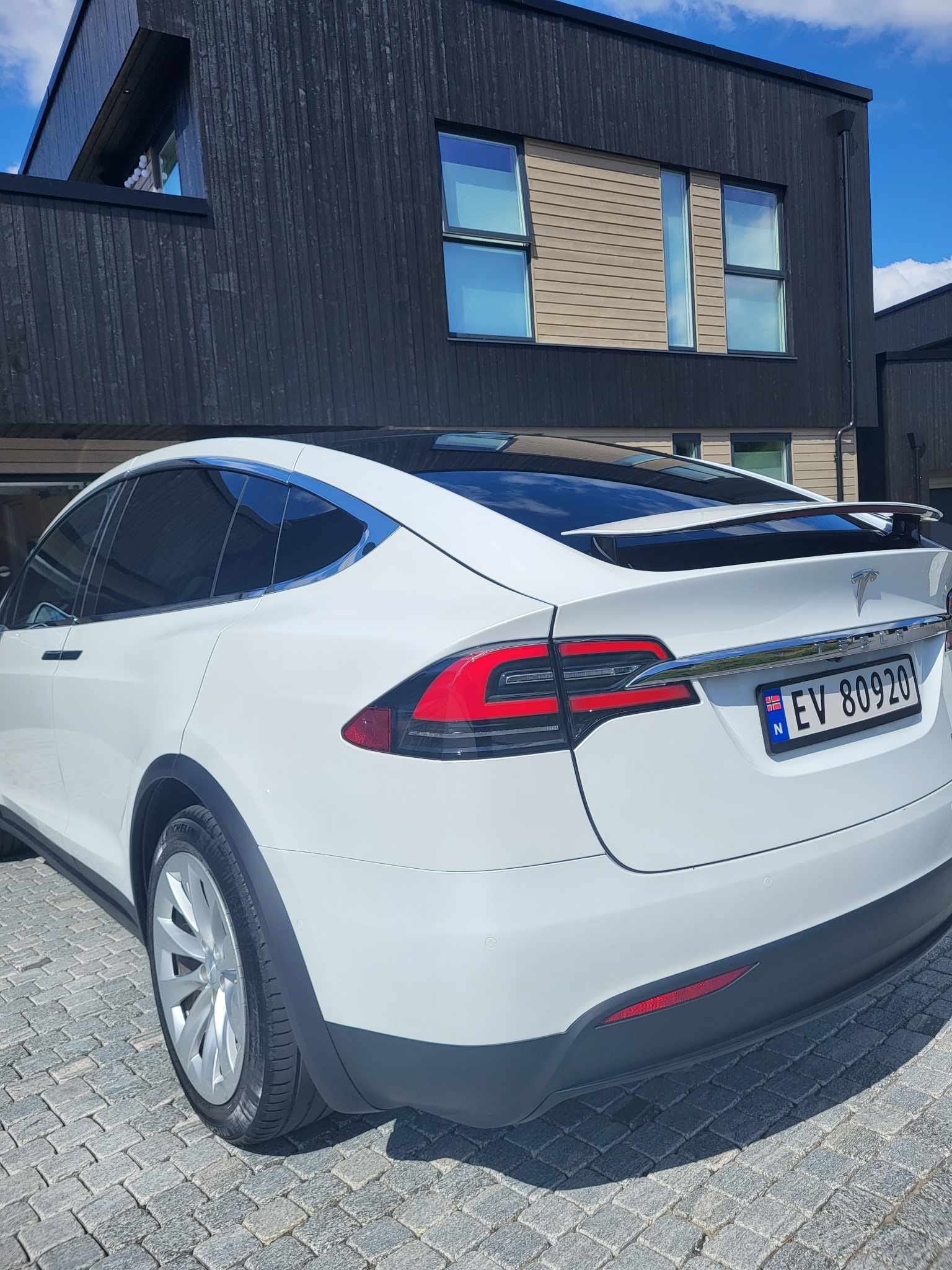 Tesla Model X Performance med GPS
