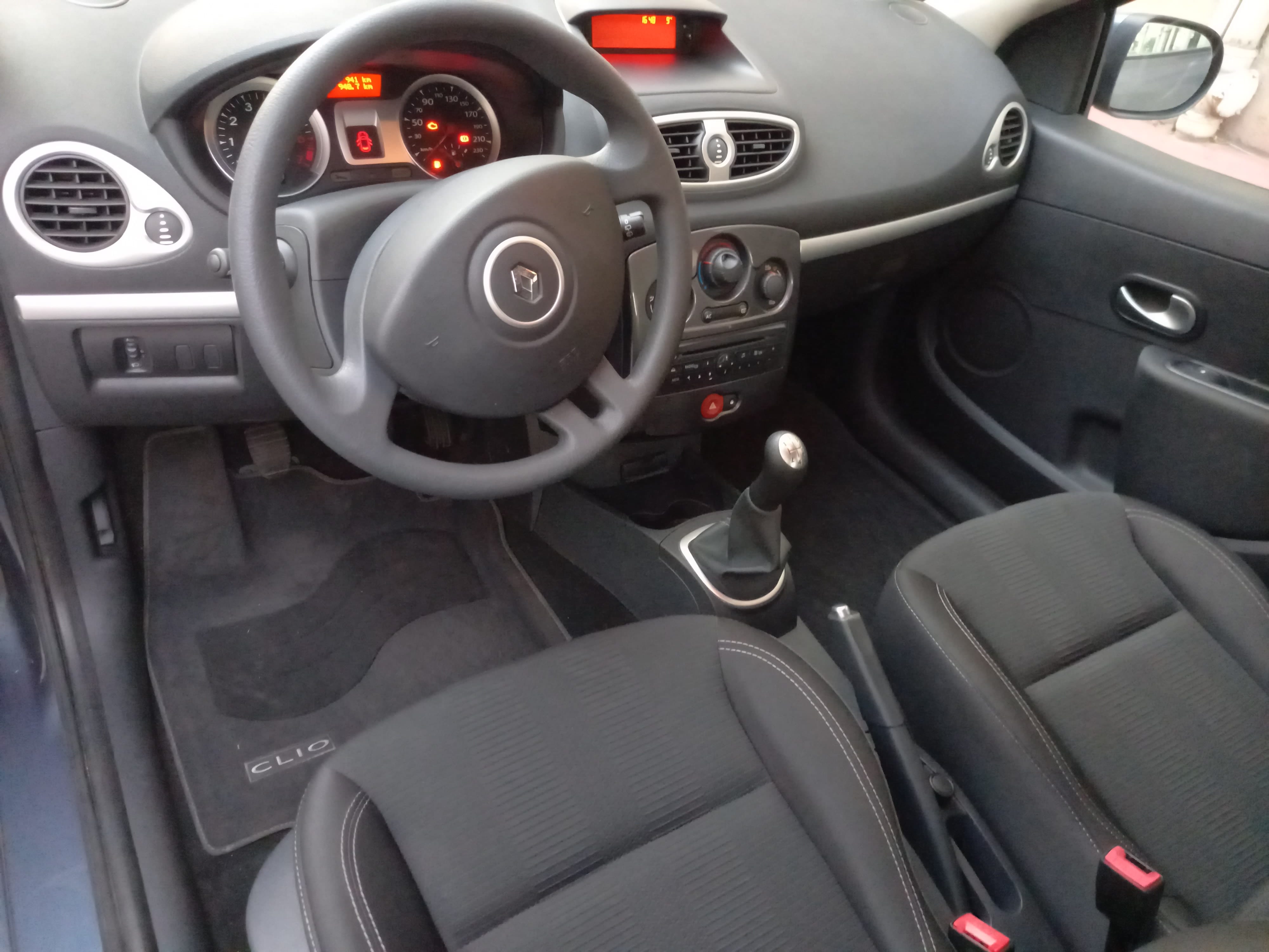 Renault Clio Tce 100 CV TURBO : Finition Expression - Climatisation - Turbo avec Entrée audio / iPod