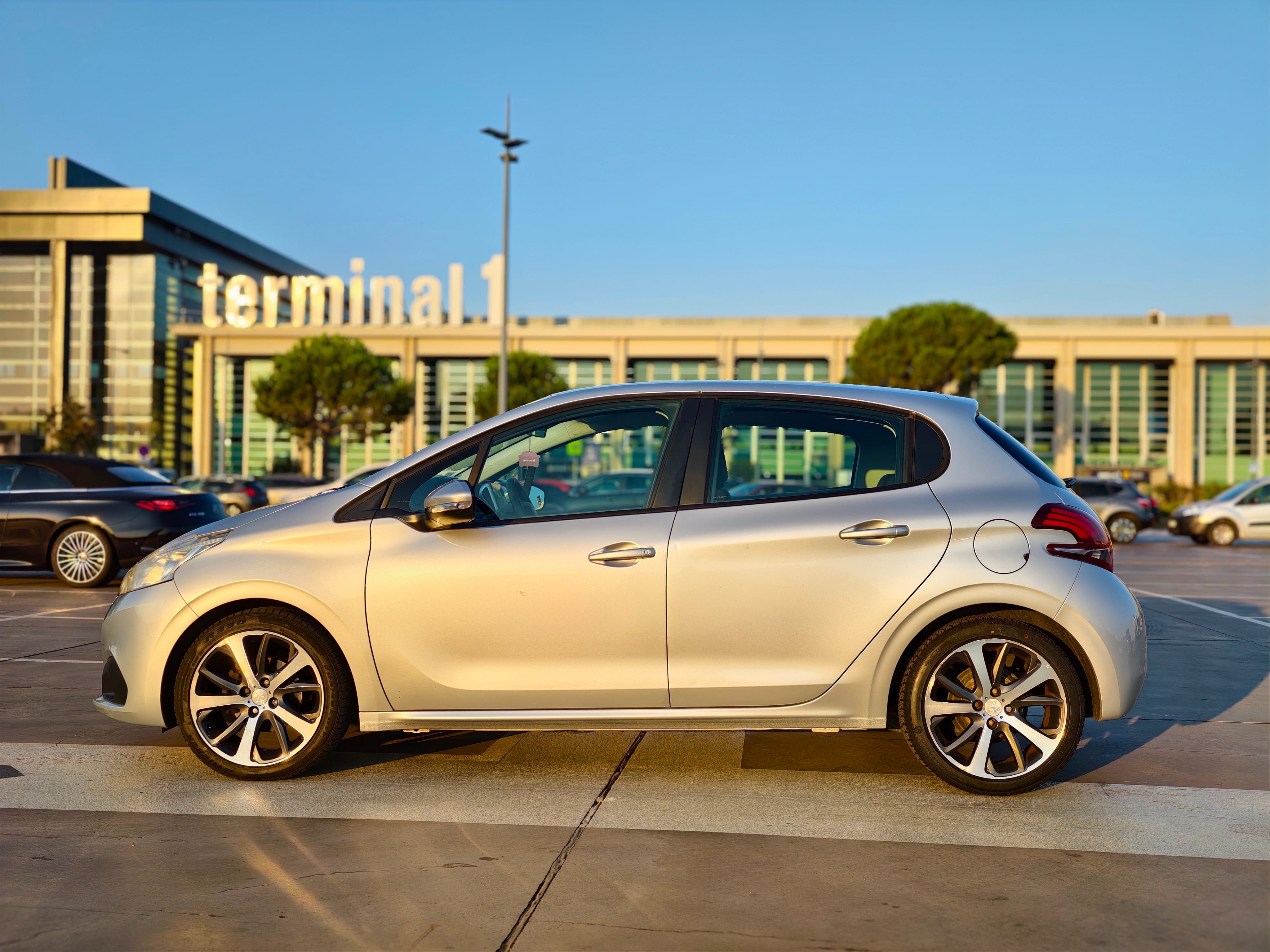 Peugeot 208 Aéroport de Marseille D avec Climatisation