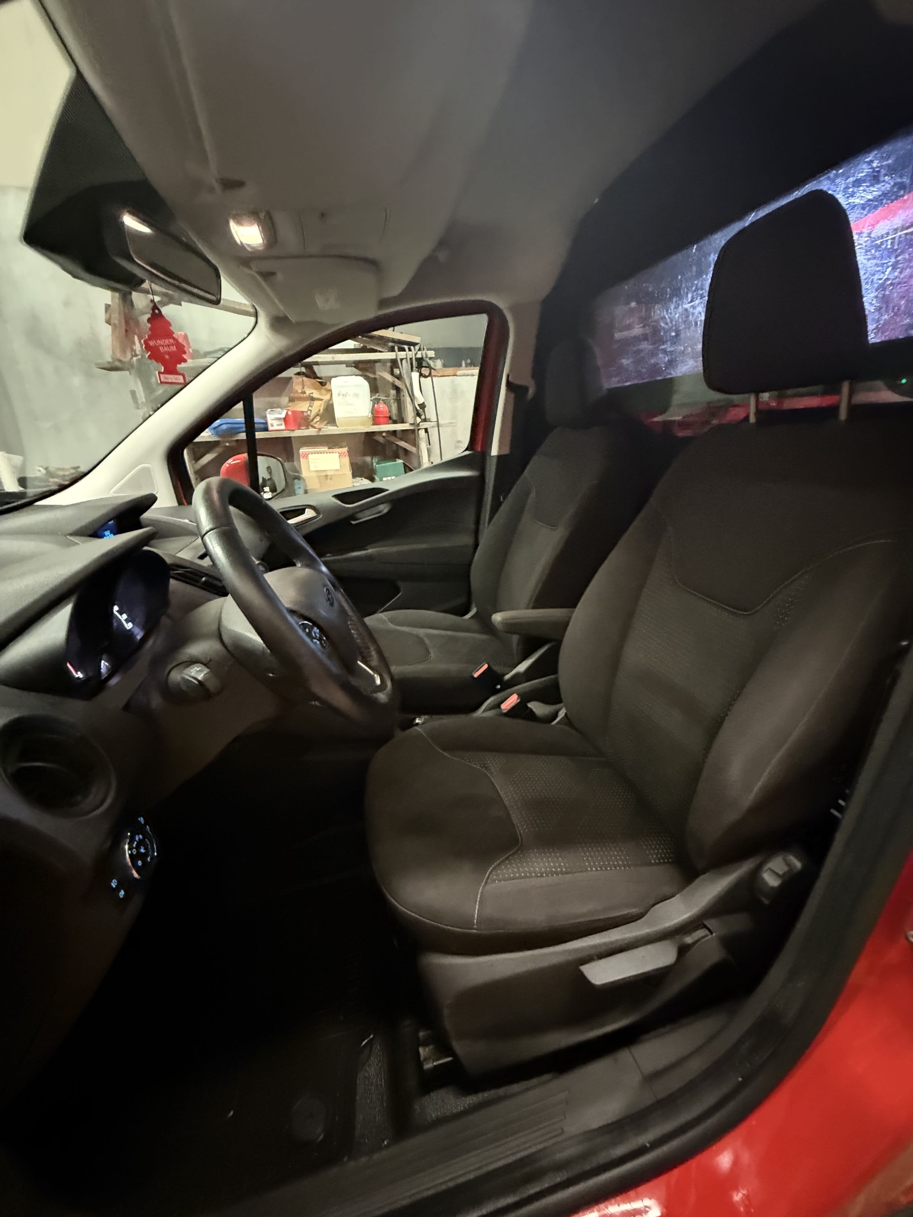 Ford Transit Courier Varebil med Aircondition