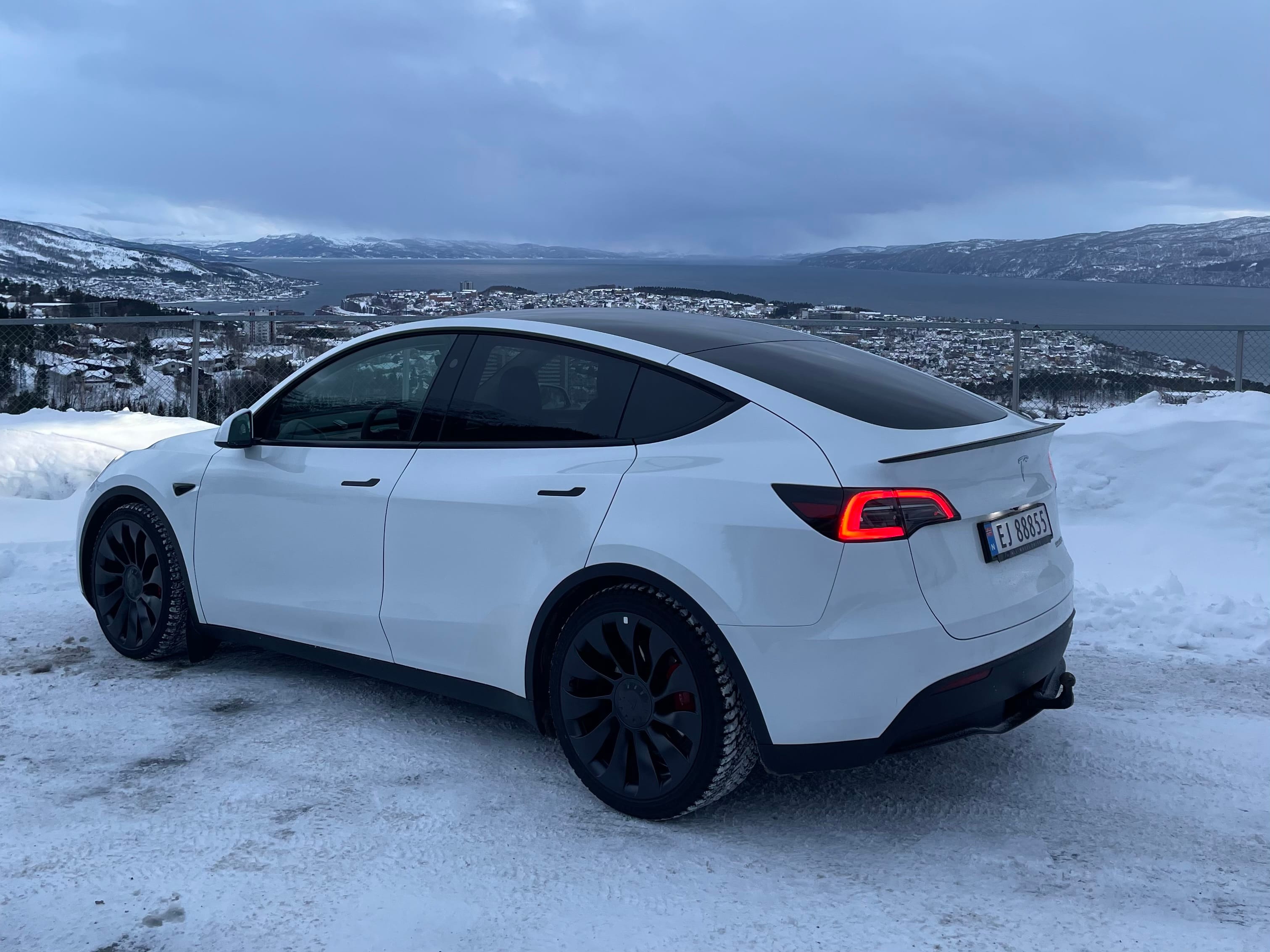 Tesla Model Y Performance med Cruisekontroll