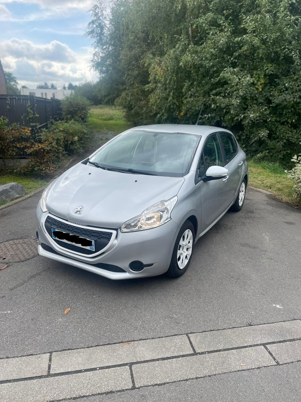 Peugeot 208, 2015, Essence 95 / Électrique (hybride)