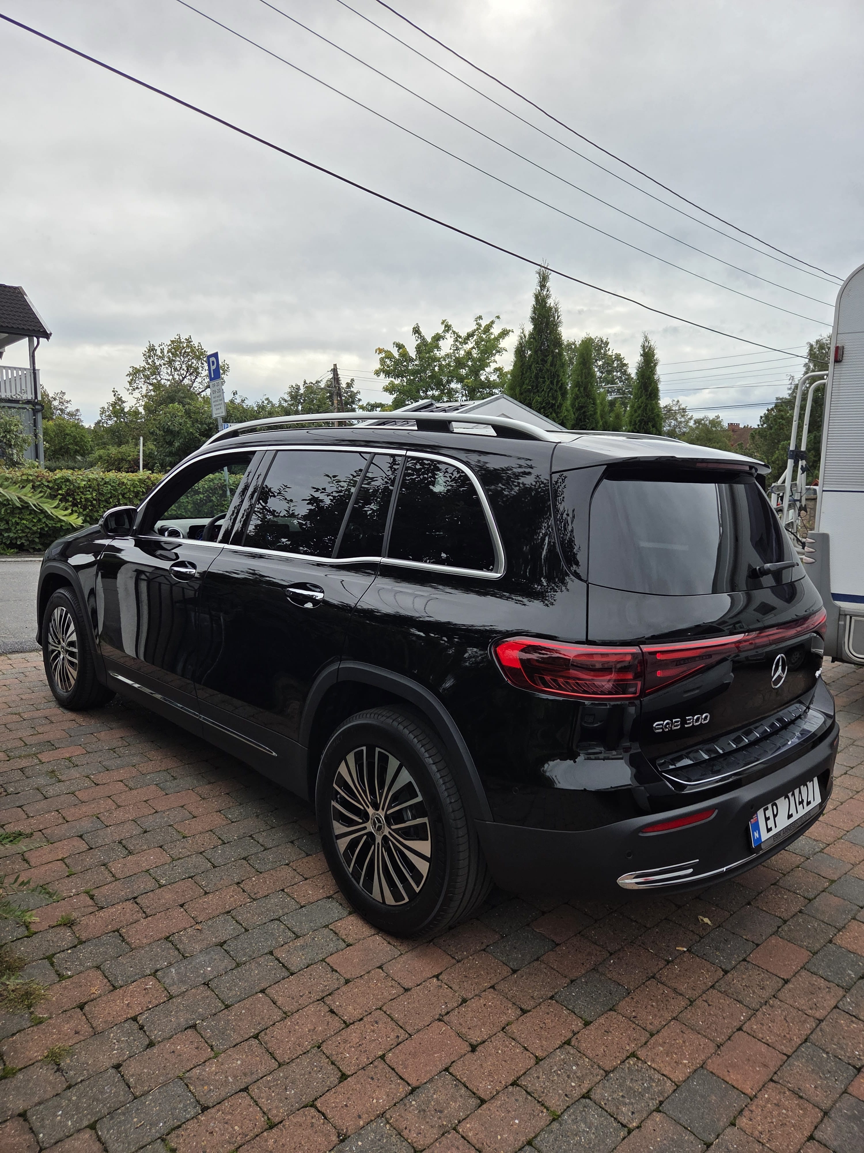 Mercedes-Benz EQB 300 4MATIC med GPS