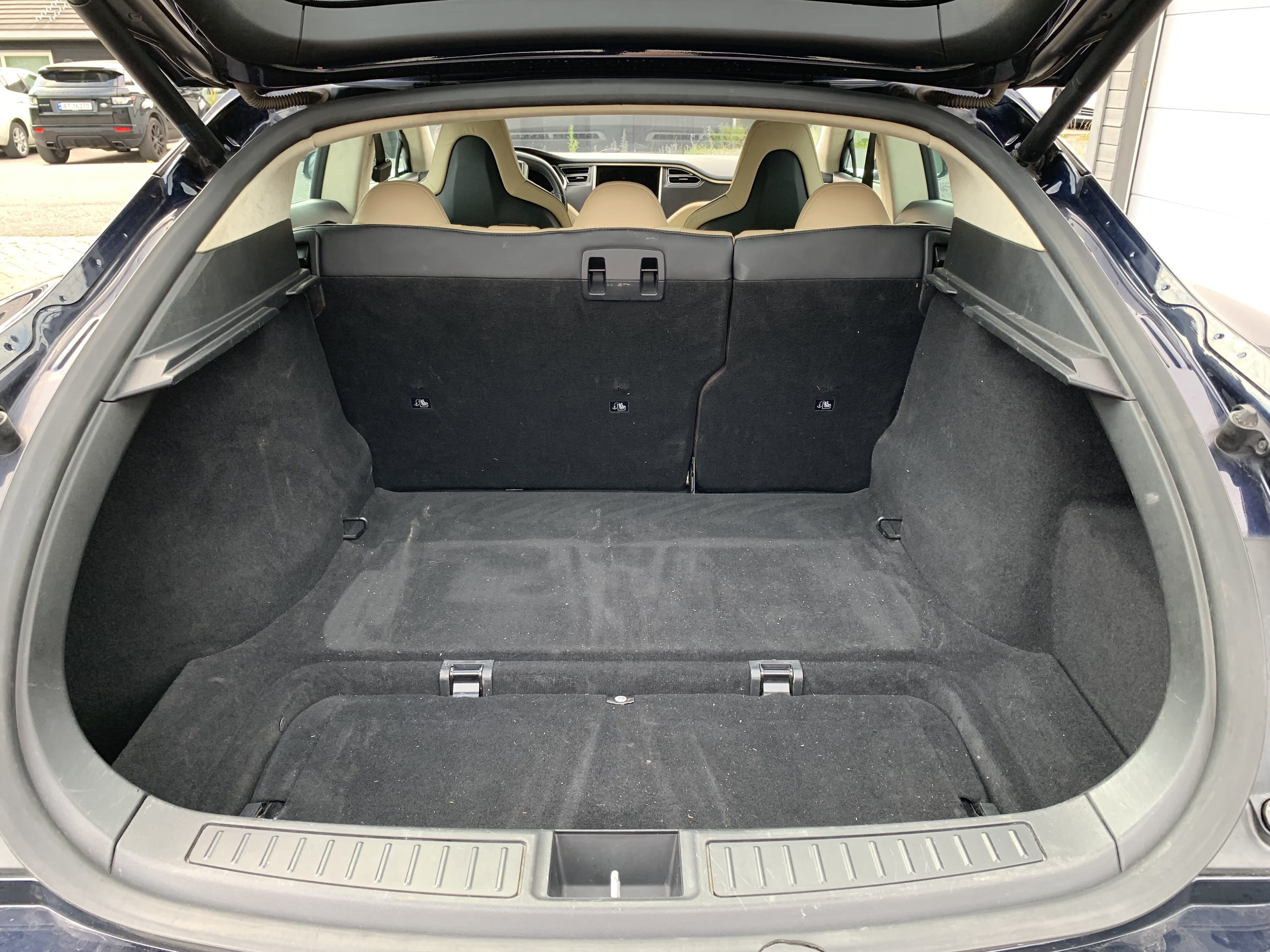 Tesla Model S med Skistativ