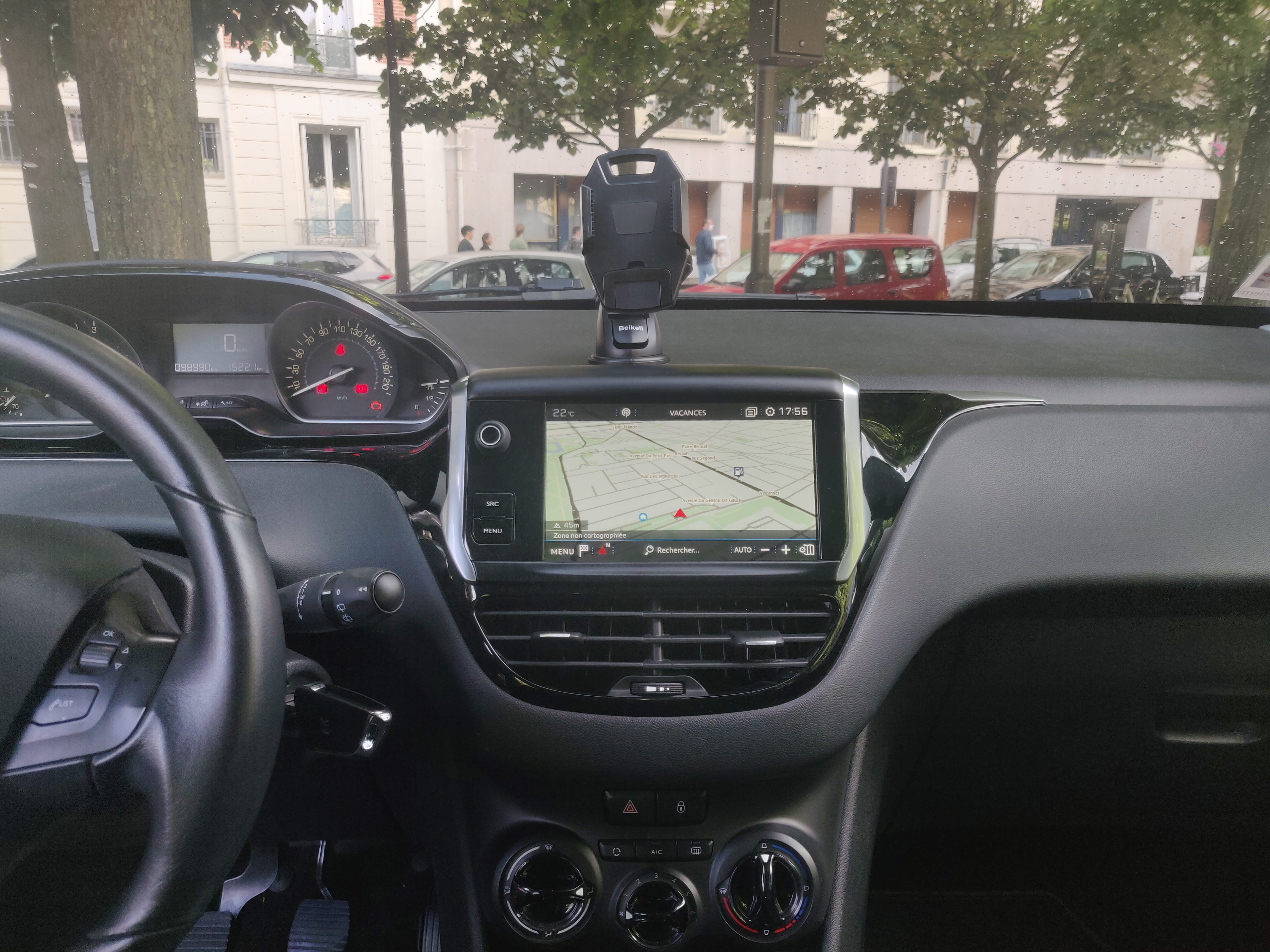 Peugeot 208 avec Apple CarPlay