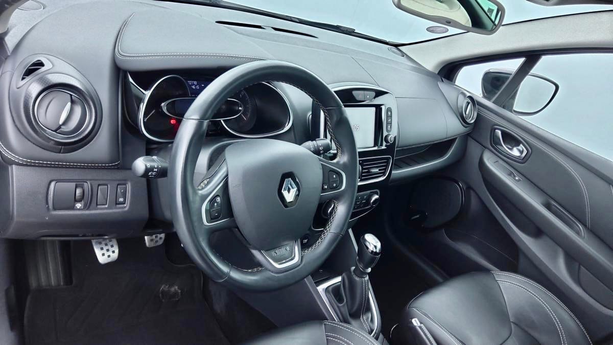 Renault Clio Initiale Paris — luxe & sportivité à 3 min aéroport, place dédiée avec GPS