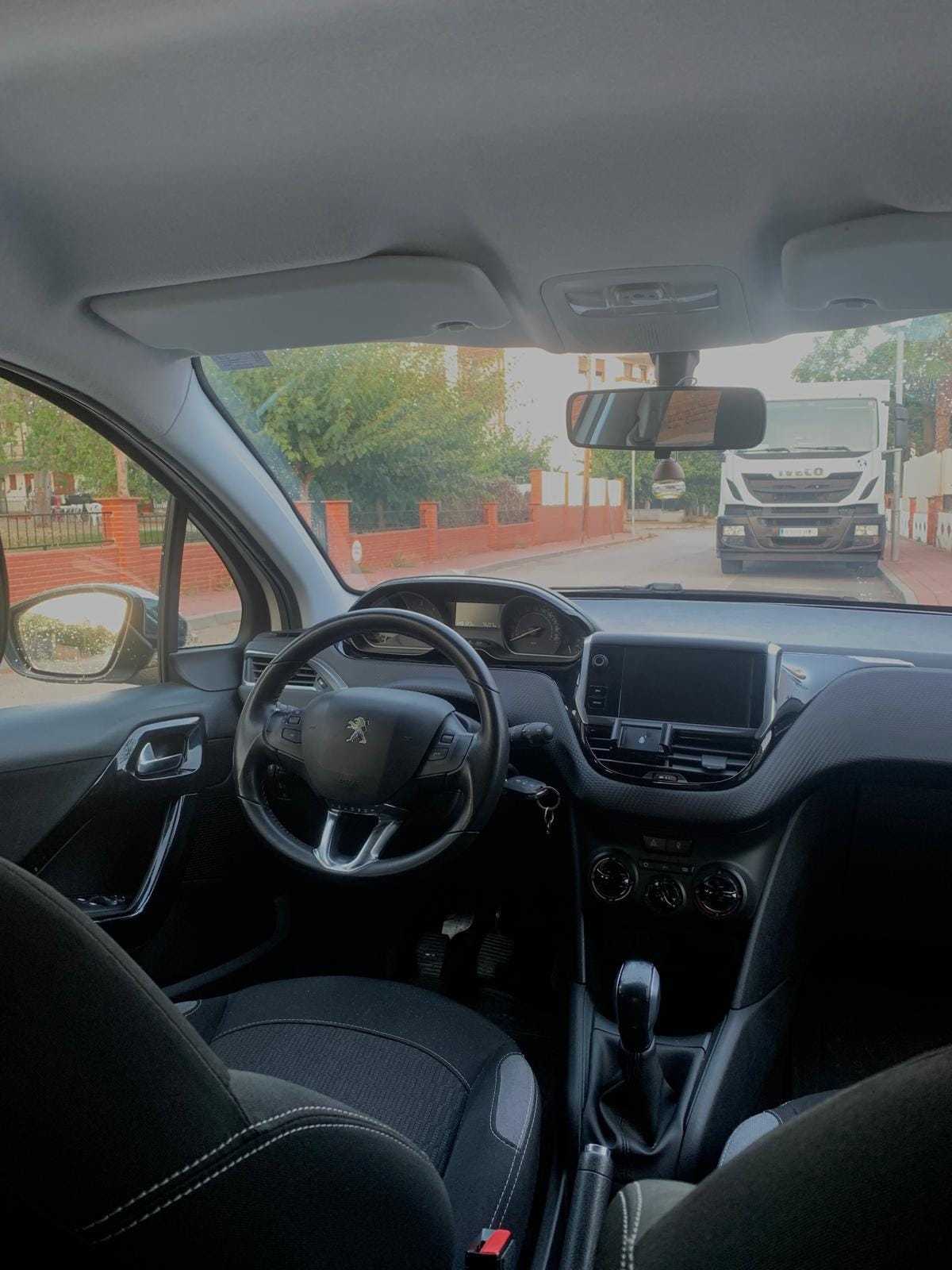 Peugeot 208 con Silla infantil