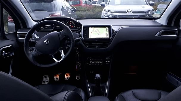 Peugeot 208 1.6L HDI 92CV FELINE 5 PORTES DIESEL avec Entrée audio / iPod