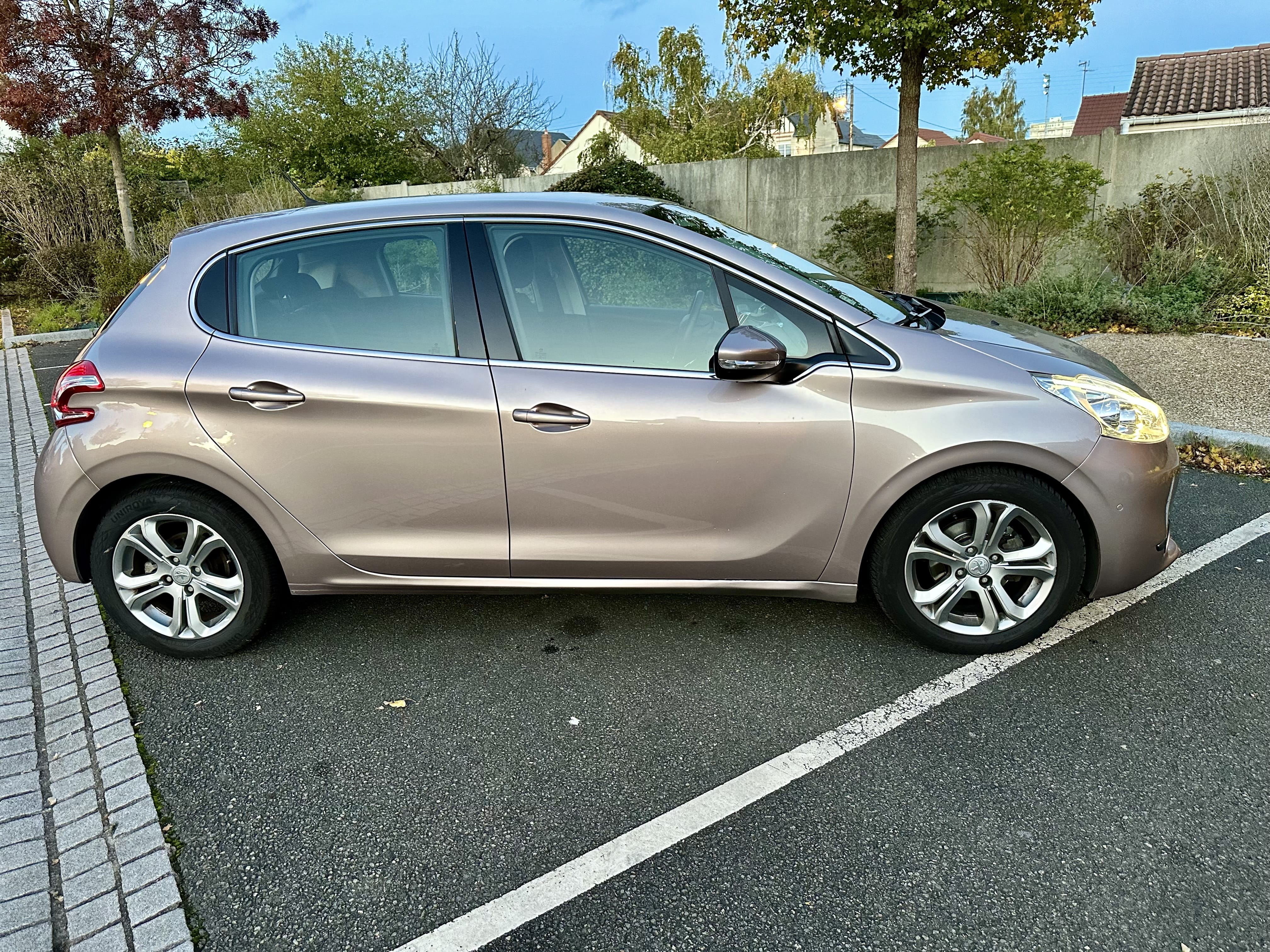 Peugeot 208 Boîte automatique avec Climatisation