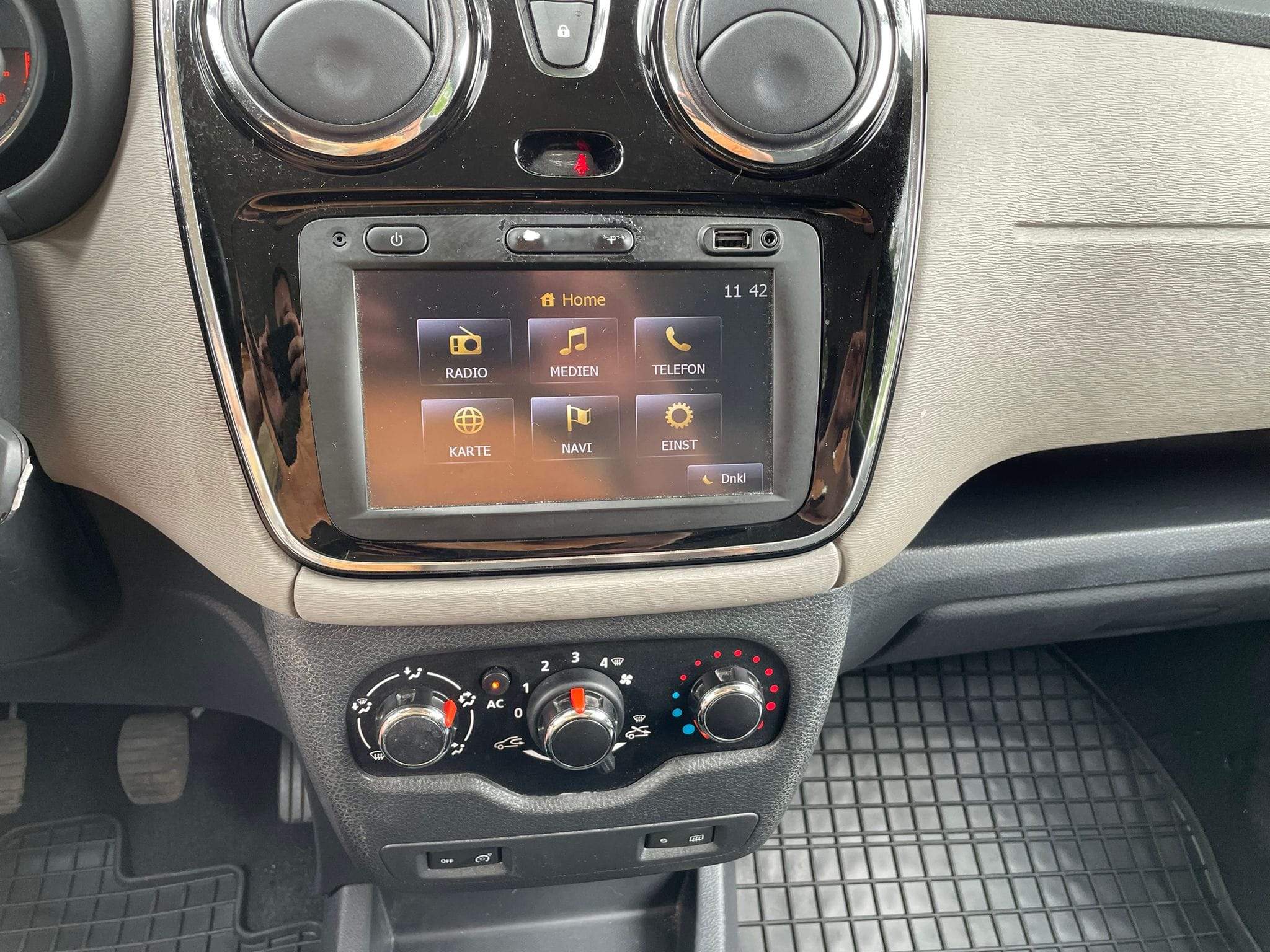 Dacia Lodgy with Bluetooth audio
