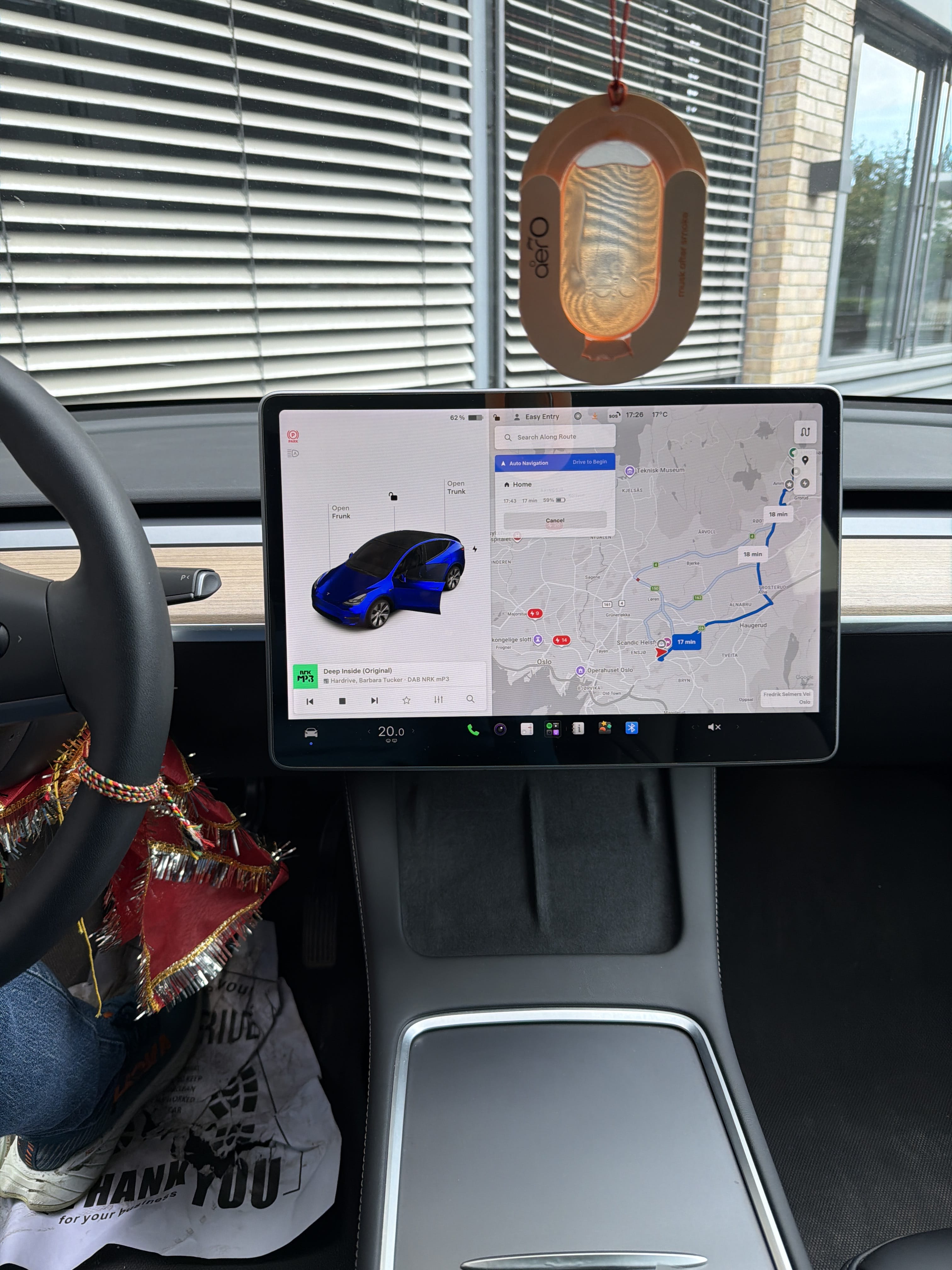 Tesla Model Y med GPS