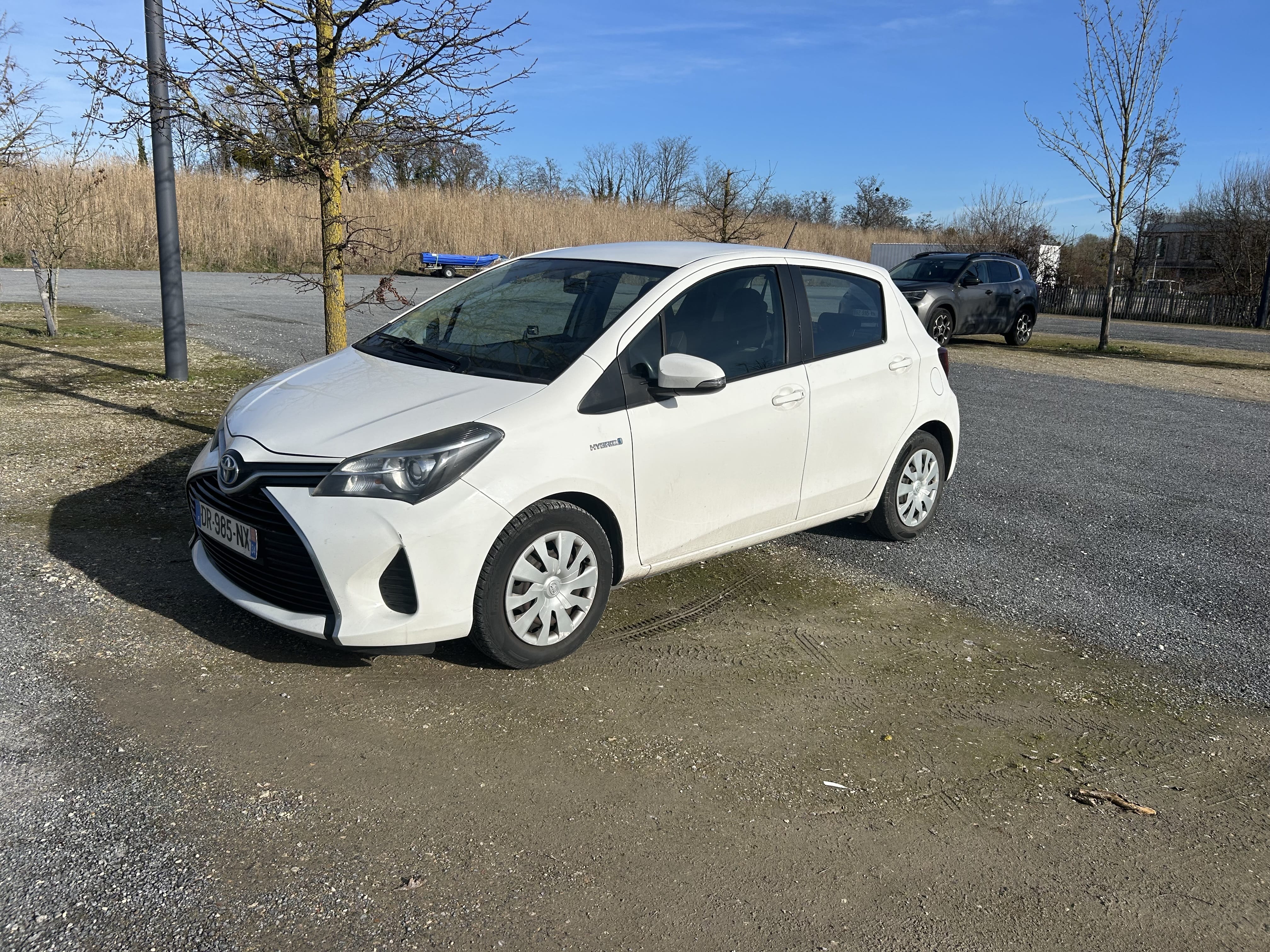 Toyota Yaris, 2015, Essence 98 / Électrique (hybride), automatique
