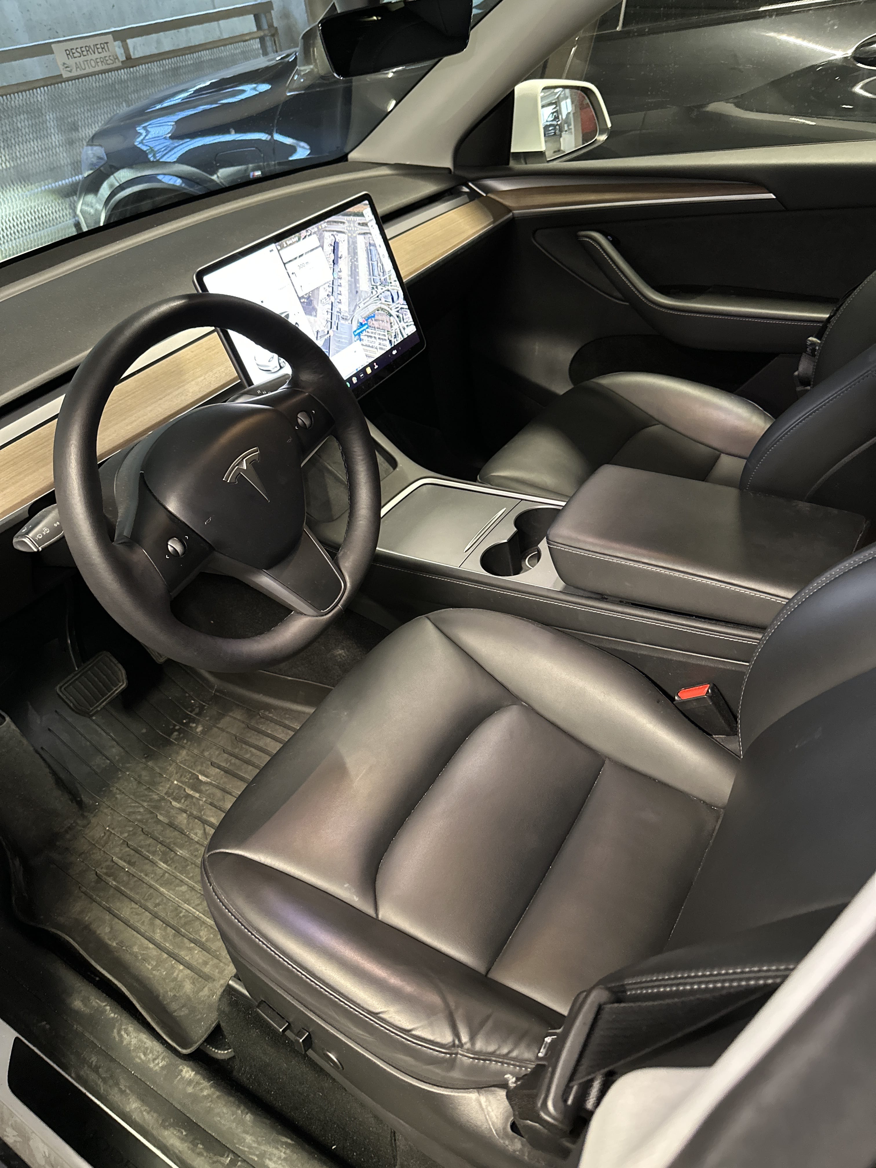 Tesla Model Y med Cruisekontroll