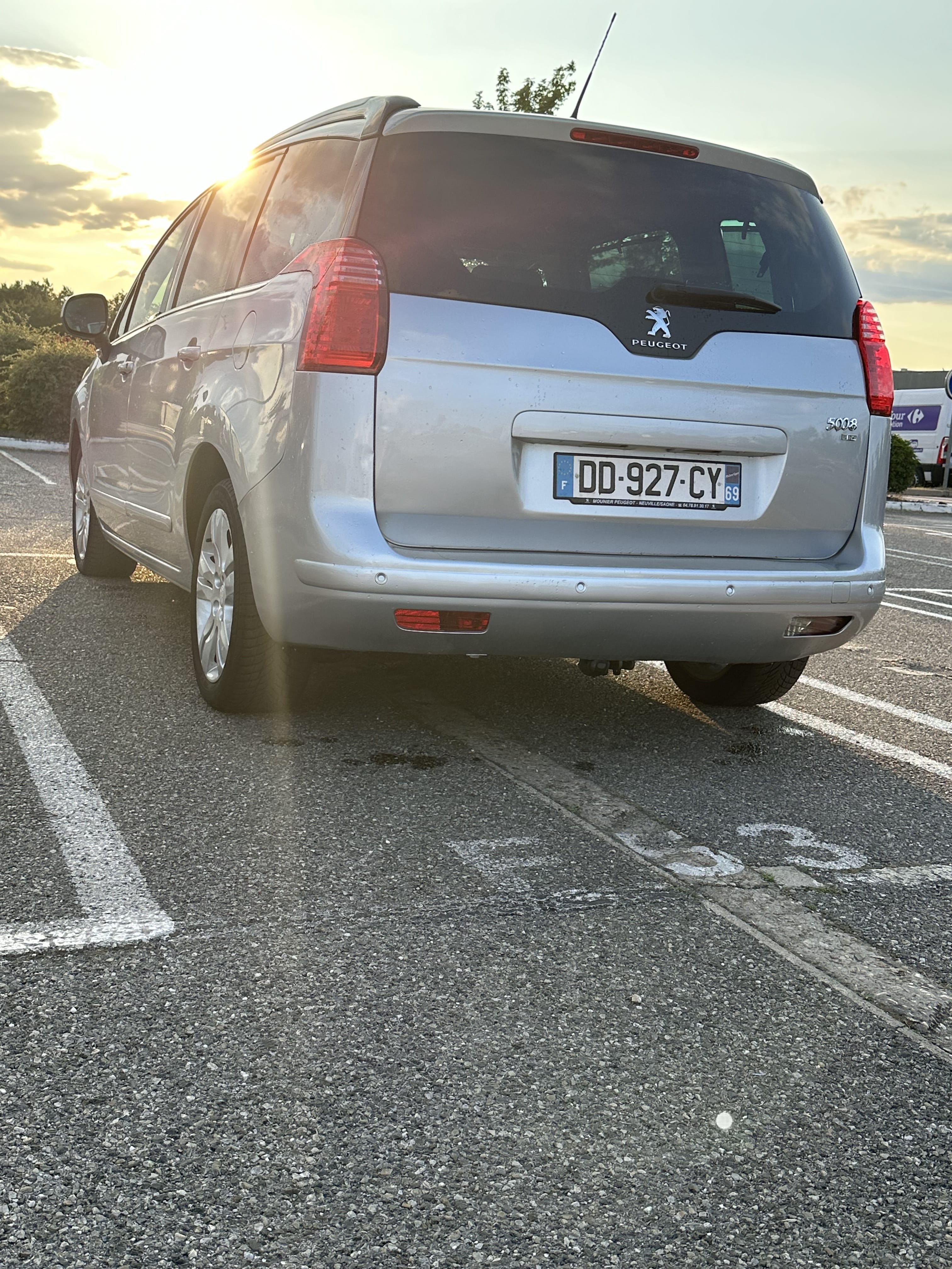 Peugeot 5008 avec GPS