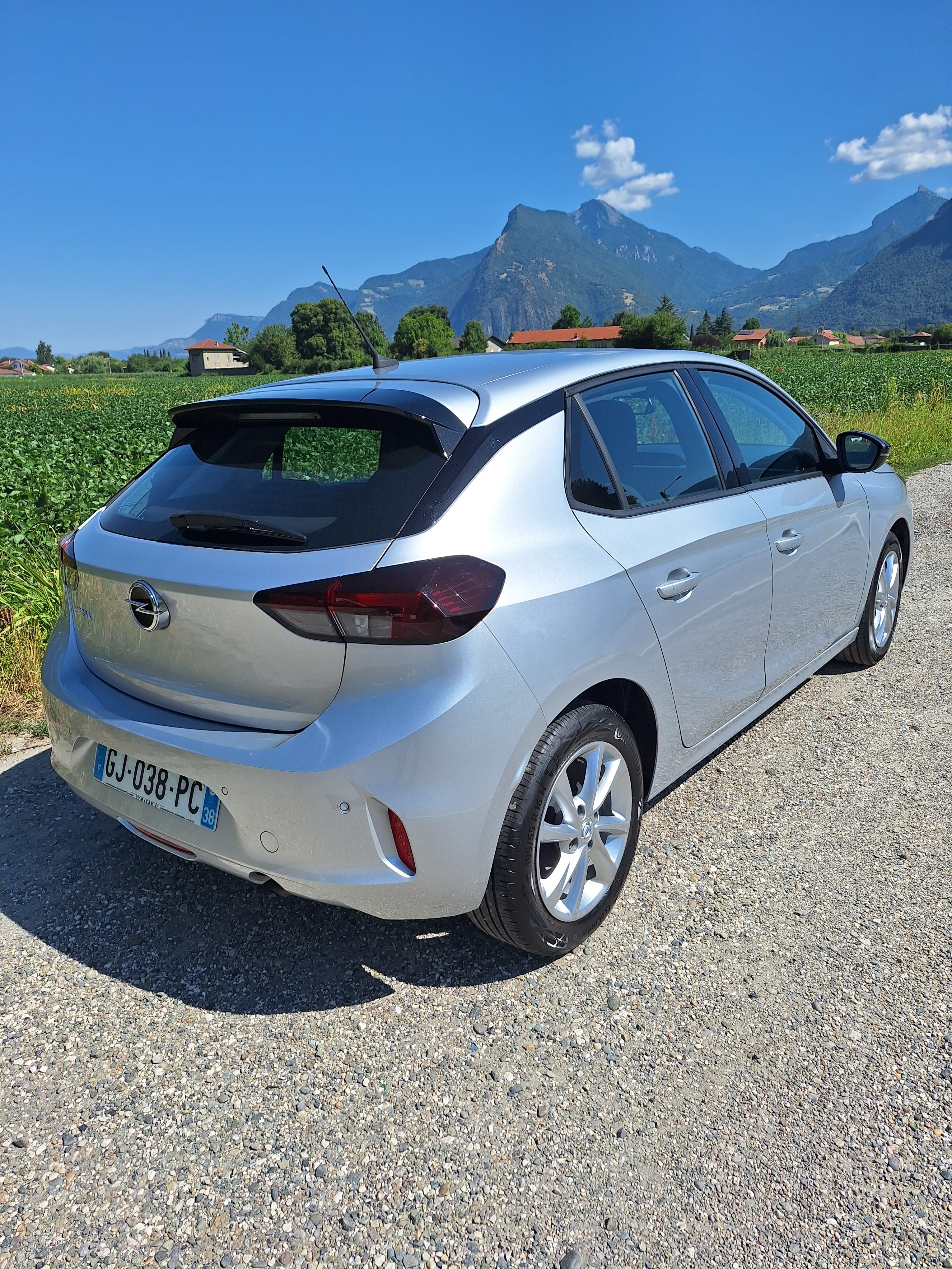 Opel Corsa 1.2 élégance business avec GPS