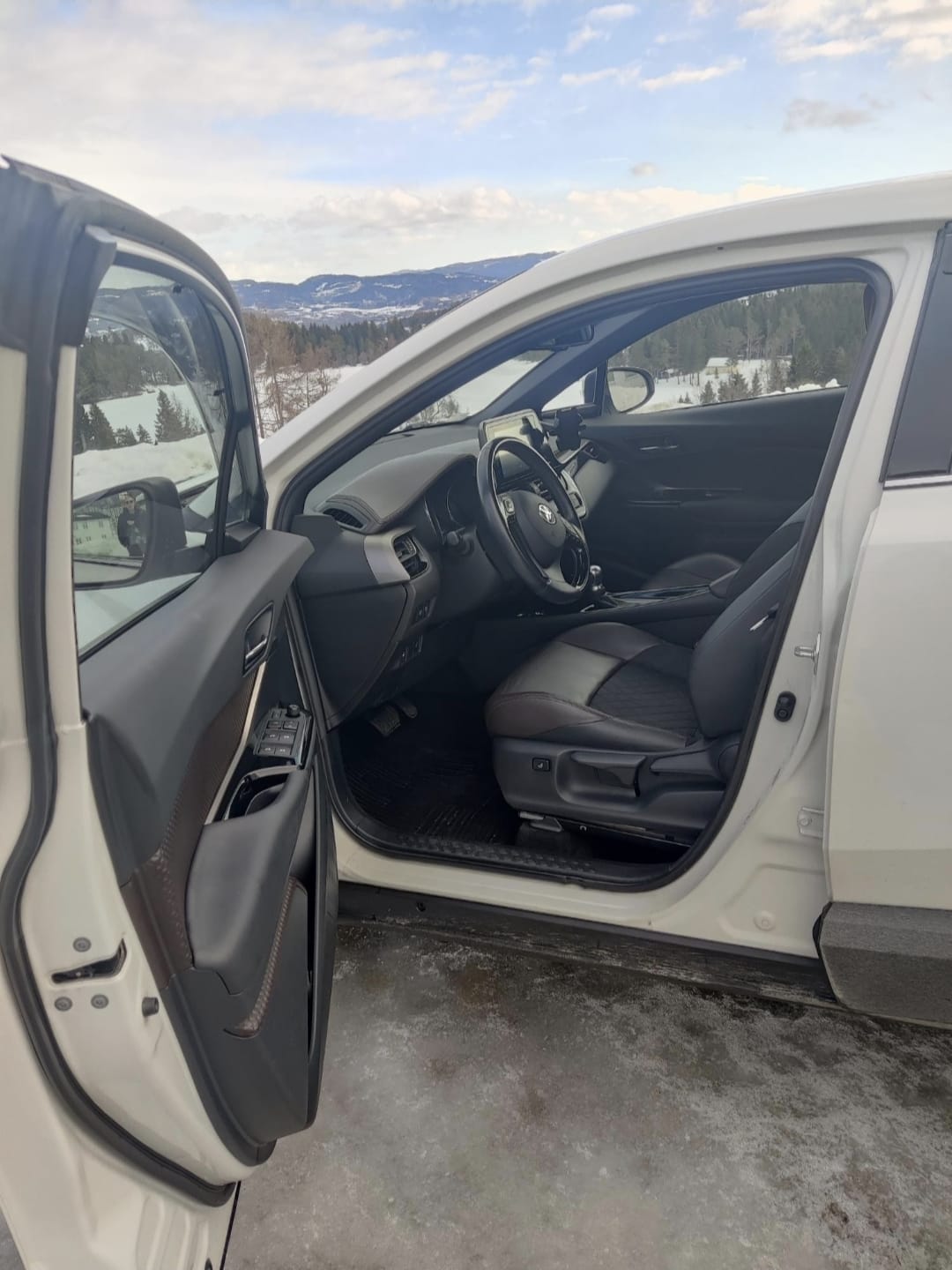 Toyota C-HR Hybrid med Bluetooth audio