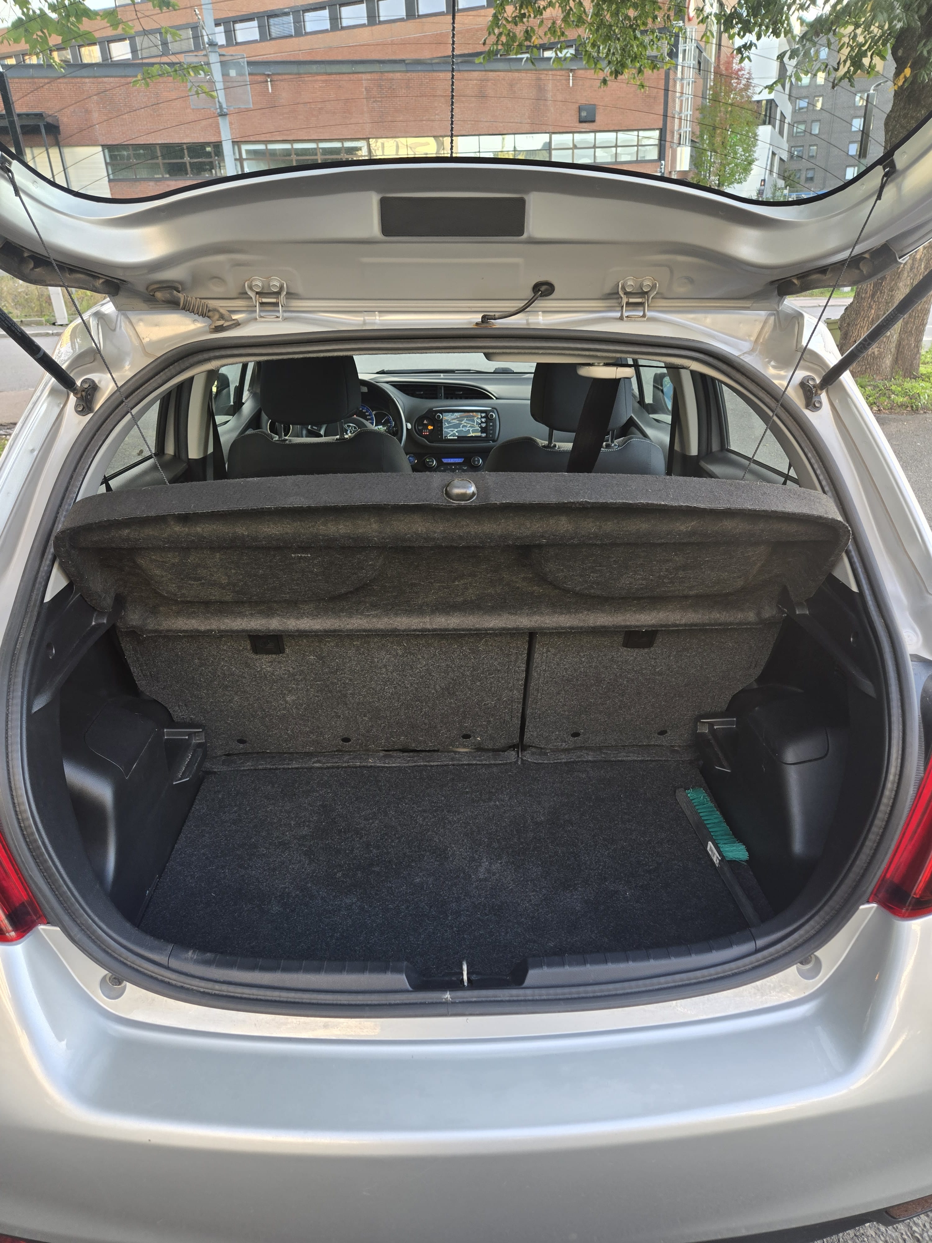 Toyota Yaris Hybrid 1,5 Bensin, Automat inkl. BEBOERKORT SONE parkering med Vinterdekk